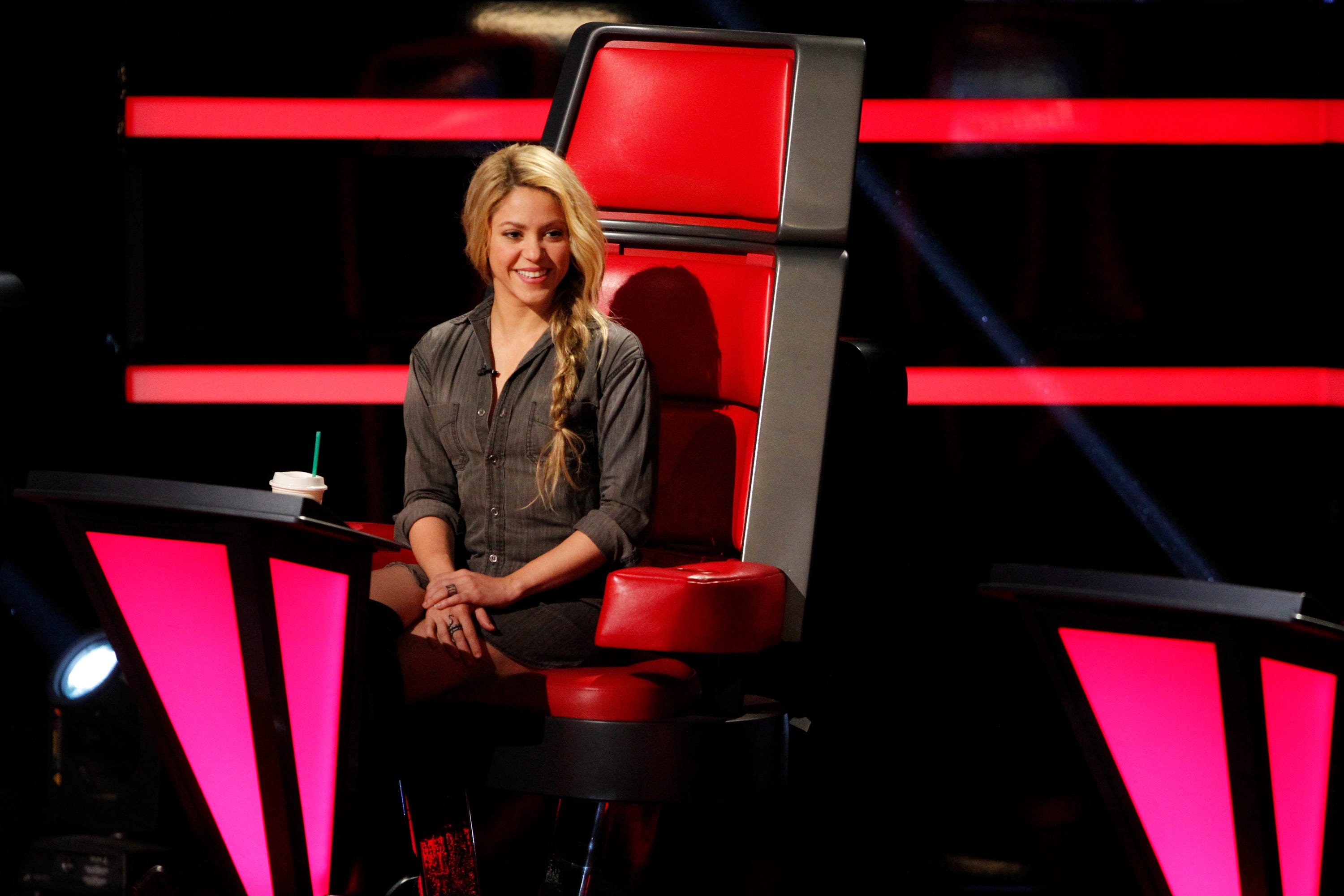 Shakira sitzt auf dem Stuhl bei The Voice