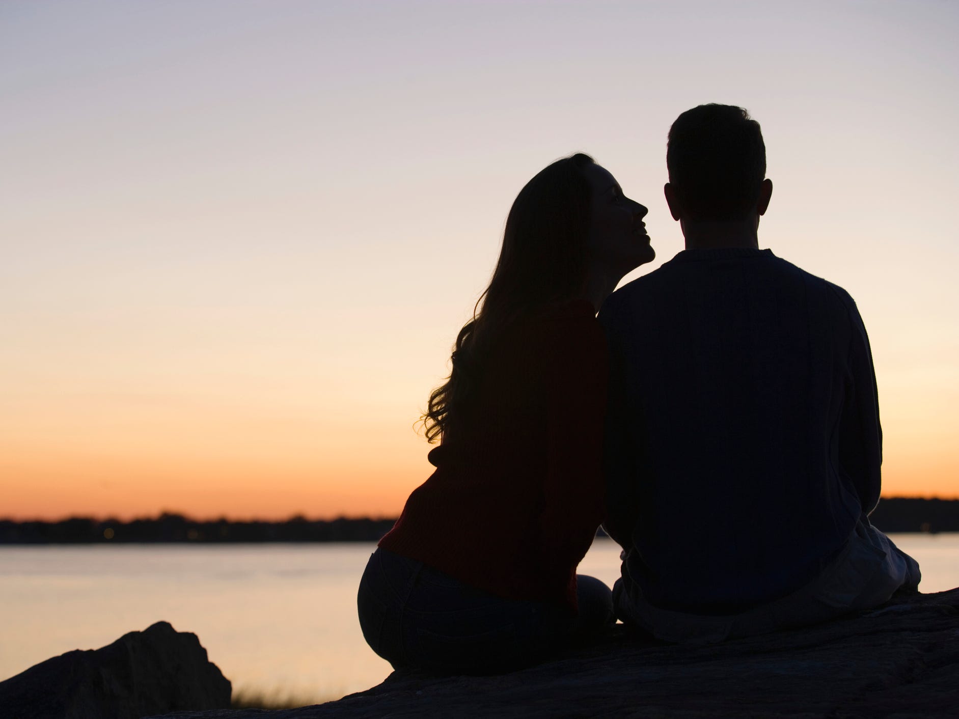 die Silhouette eines Paares während des Sonnenuntergangs