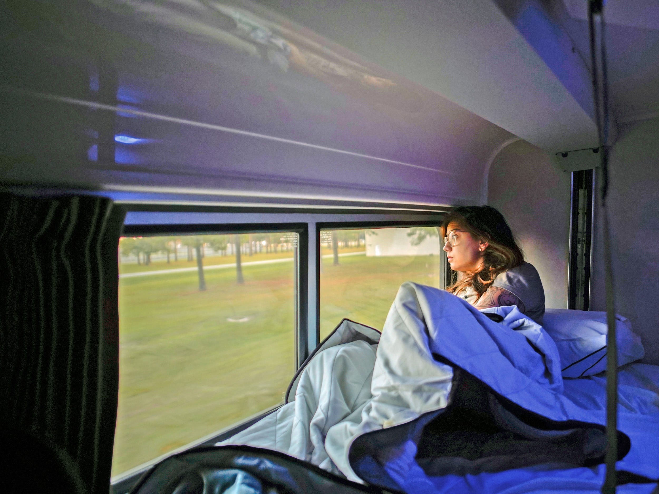 Die Autorin beobachtet den Sonnenaufgang von ihrem Bett aus während einer Nachtzugfahrt von NYC nach Miami im Oktober 2021.