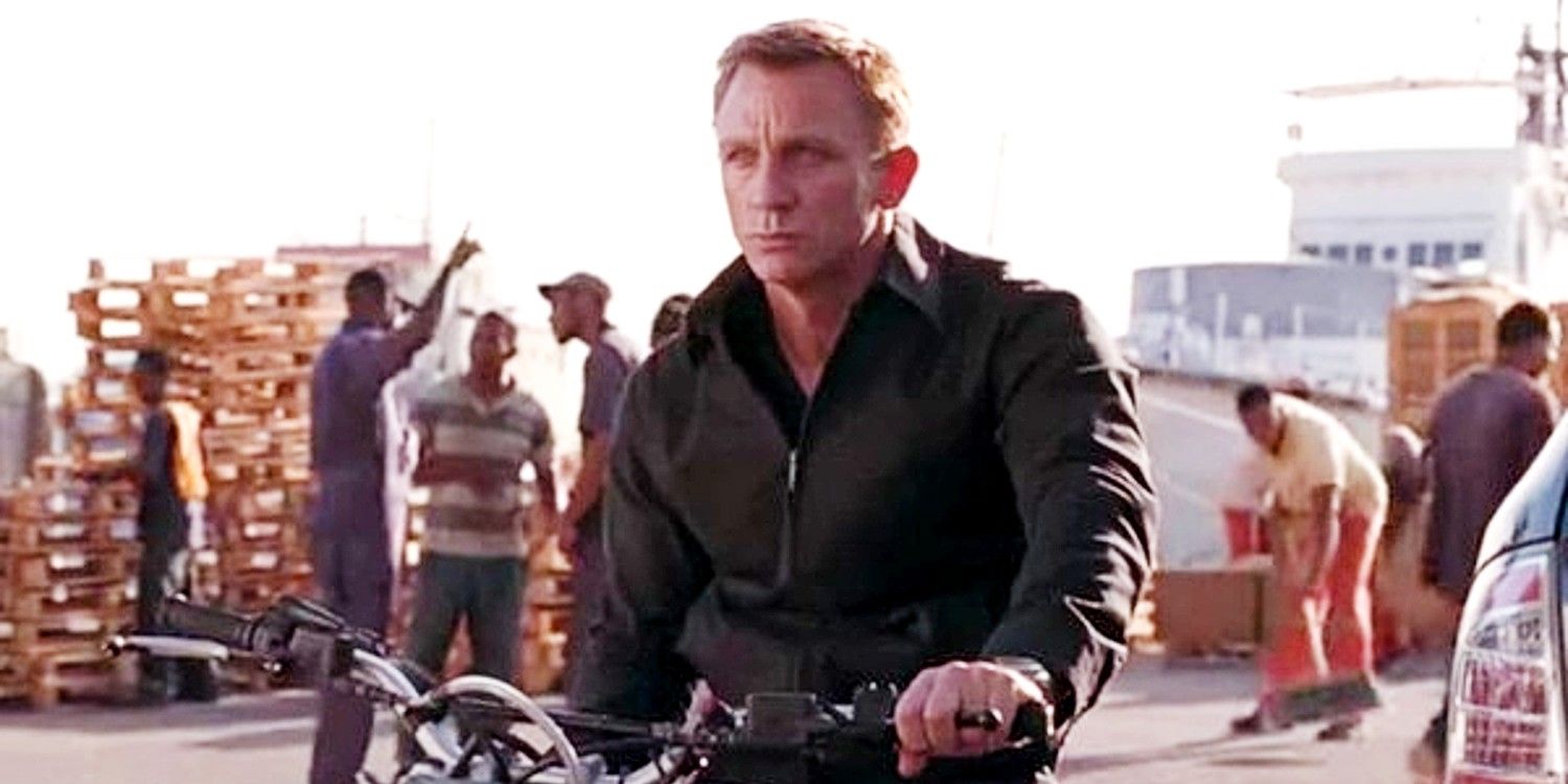 Ein Bild von James Bond, der in „Ein Quantum Trost“ auf einem Fahrrad sitzt