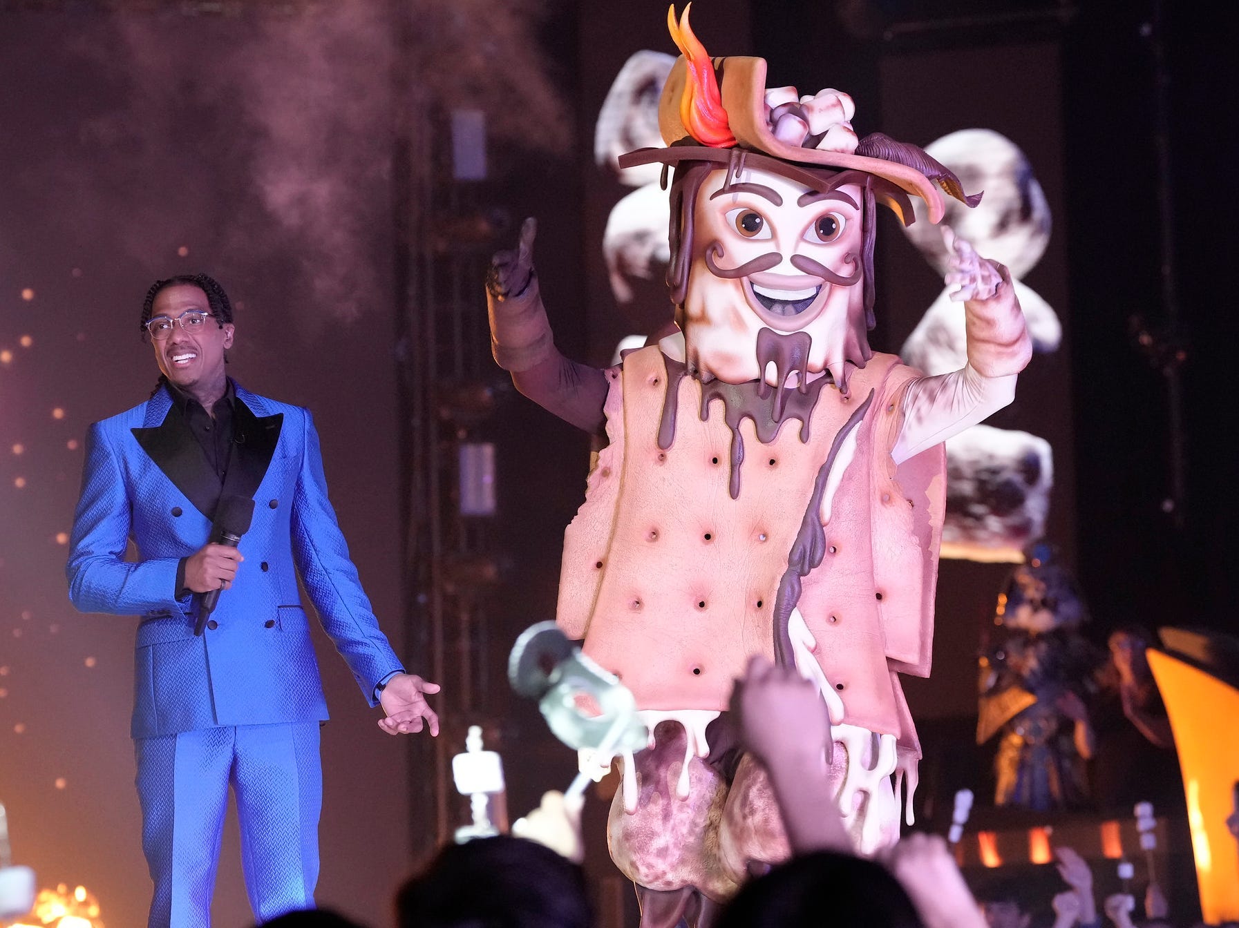 Ein kostümierter Darsteller, der als riesiger S'more-Mann verkleidet ist, ist bei der Premiere der 10. Staffel von „The Masked Singer“ zu sehen.