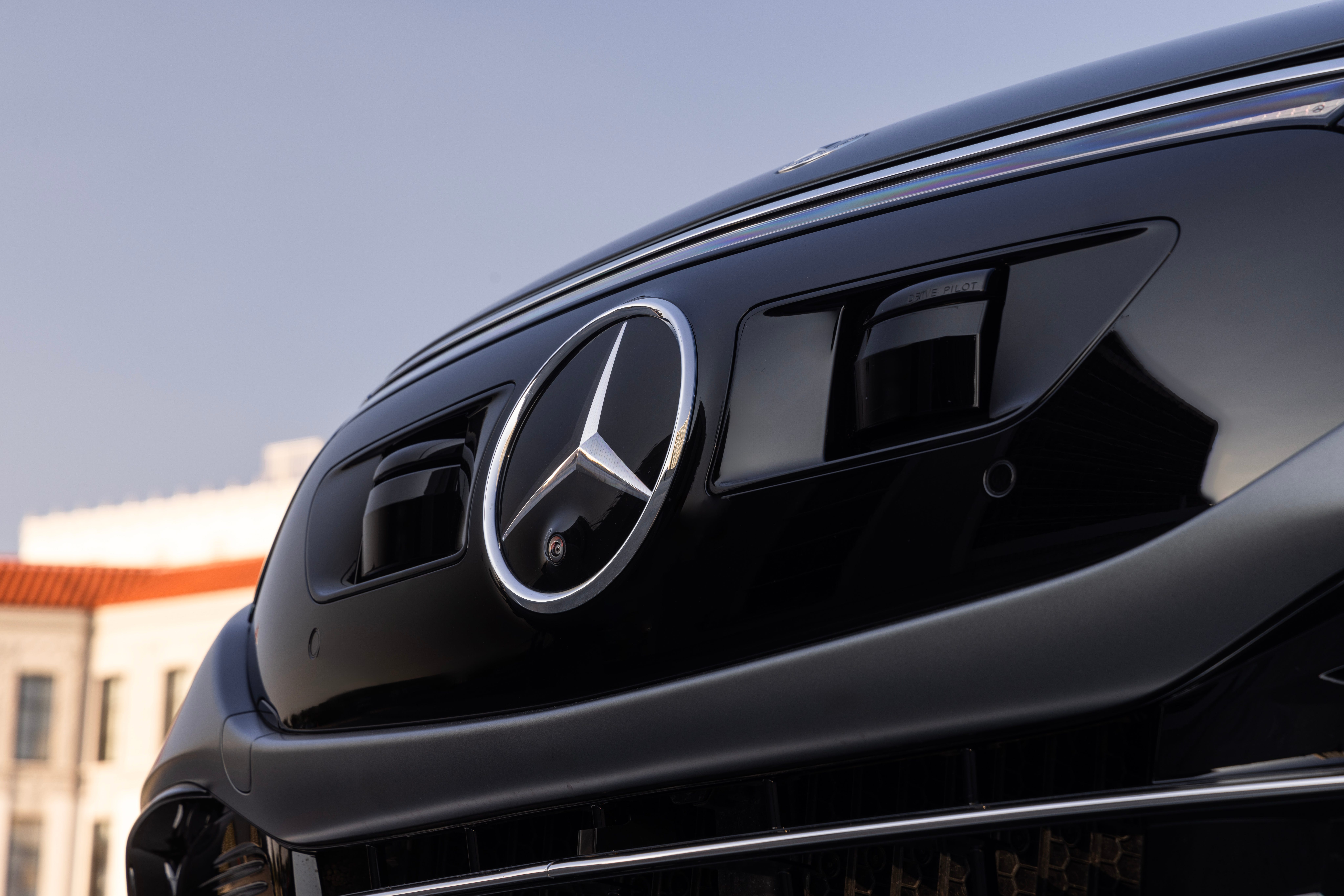 Die Frontpartie des Mercedes-Benz EQS mit Drive Pilot. 