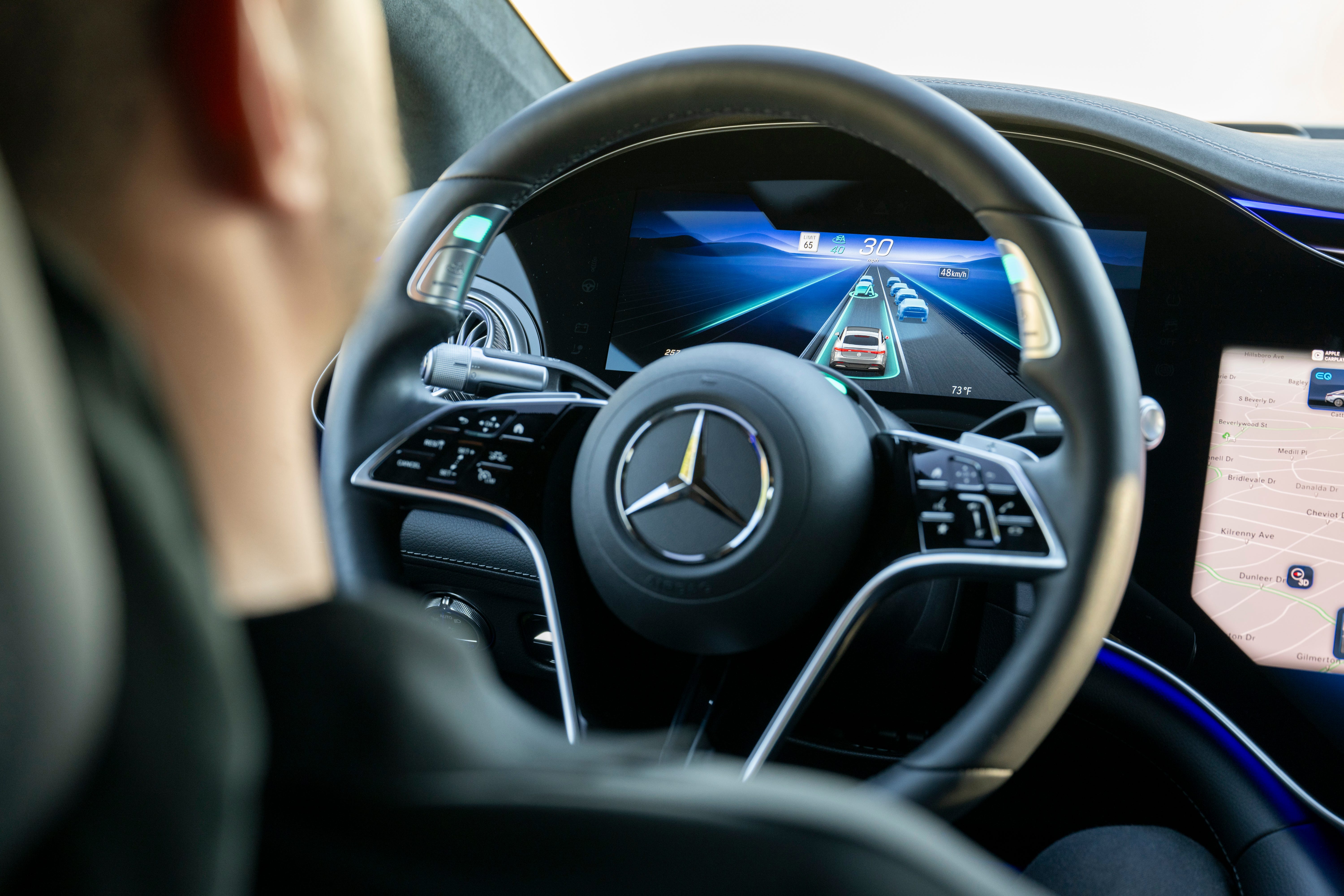 Eine Nahaufnahme eines Mercedes-Benz-Lenkrads mit der Drive Pilot-Software. 