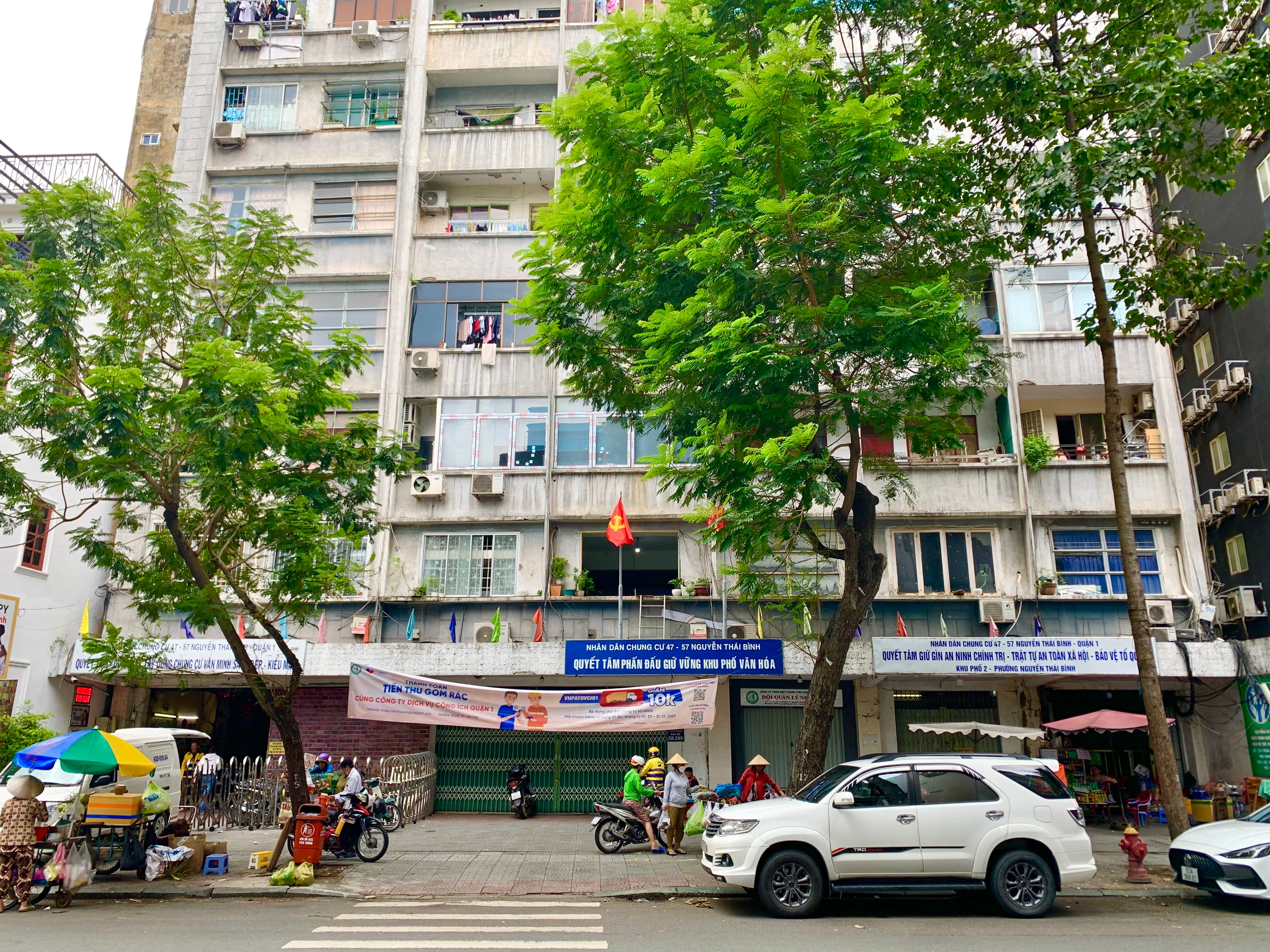 Ho-Chi-Minh-Stadt, Vietnam, Straßenrand mit Autos, die die Straße säumen