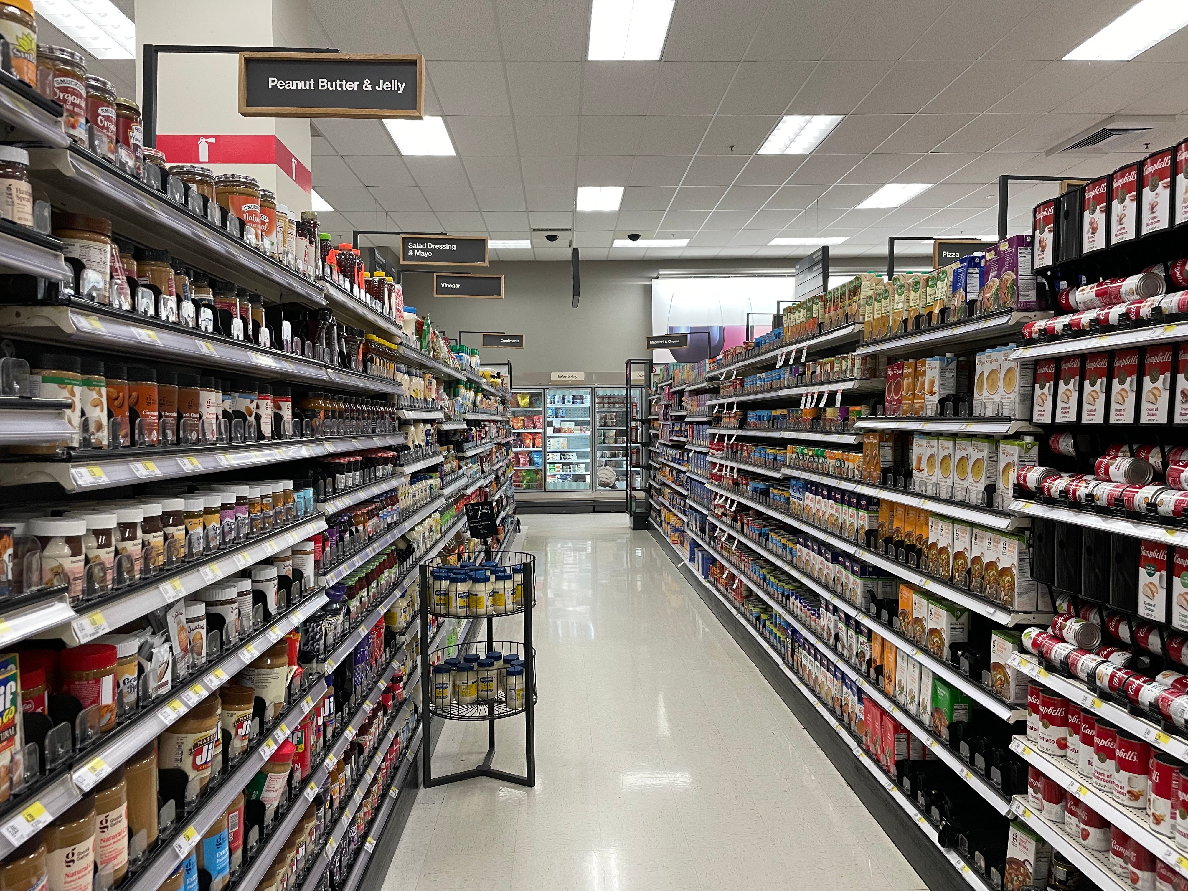 Ein Blick auf die Lebensmittelregale in Target