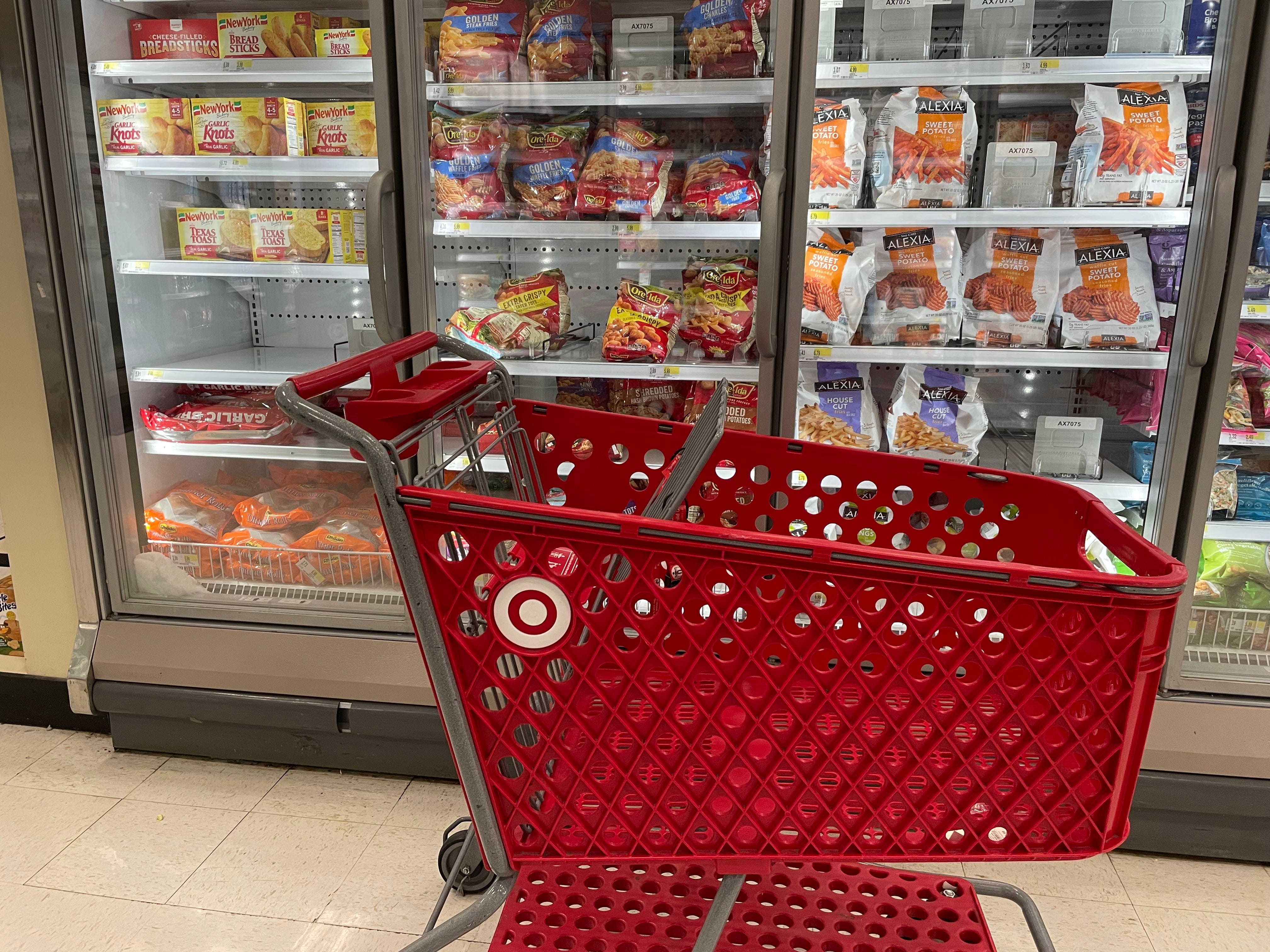 die Tiefkühltruhe bei Target und ein roter Einkaufswagen