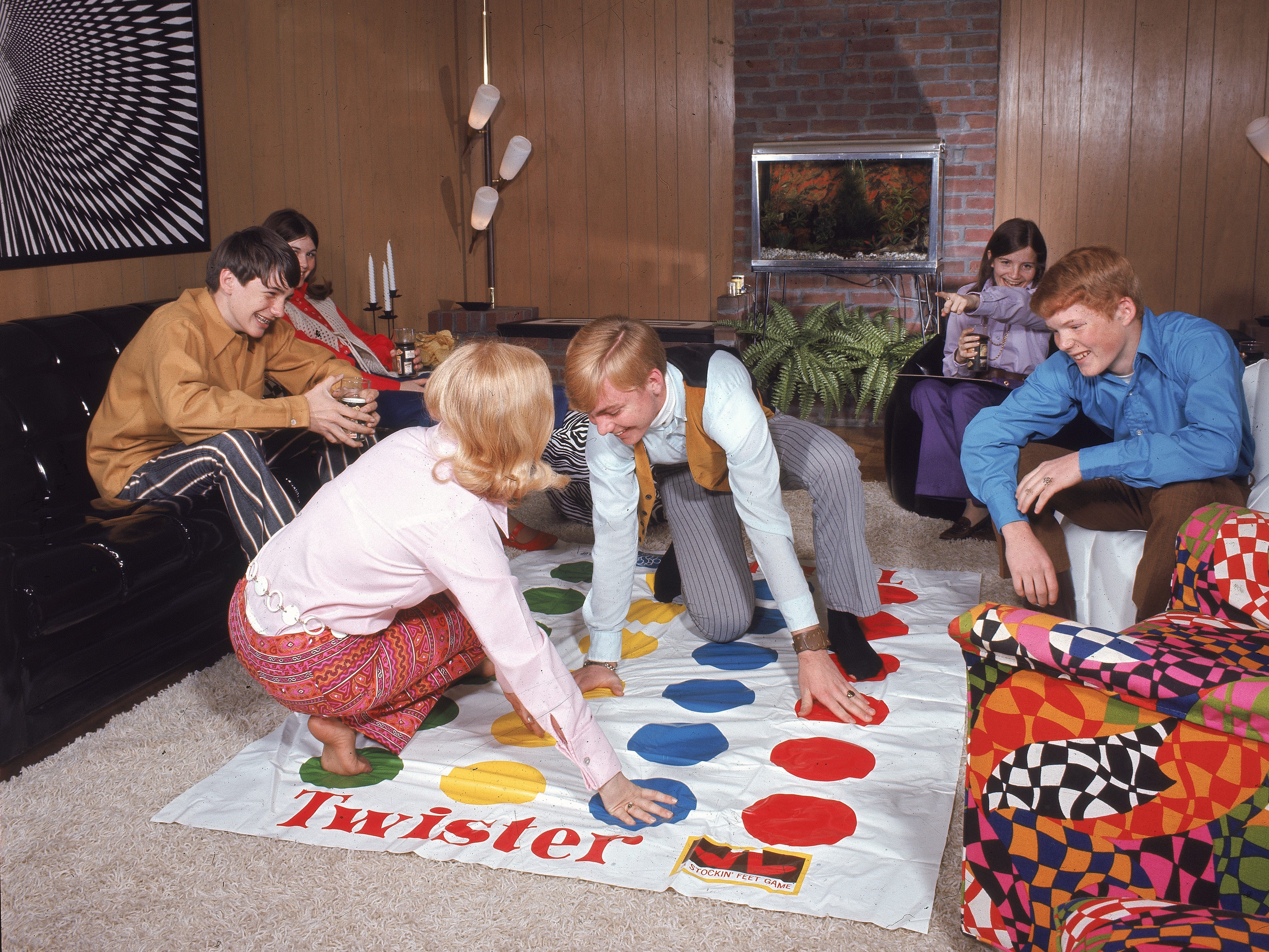 Eine Partie Twister um 1968.