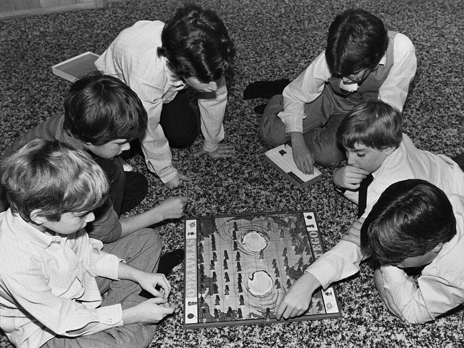 Jungs spielen Stratego im Jahr 1983.