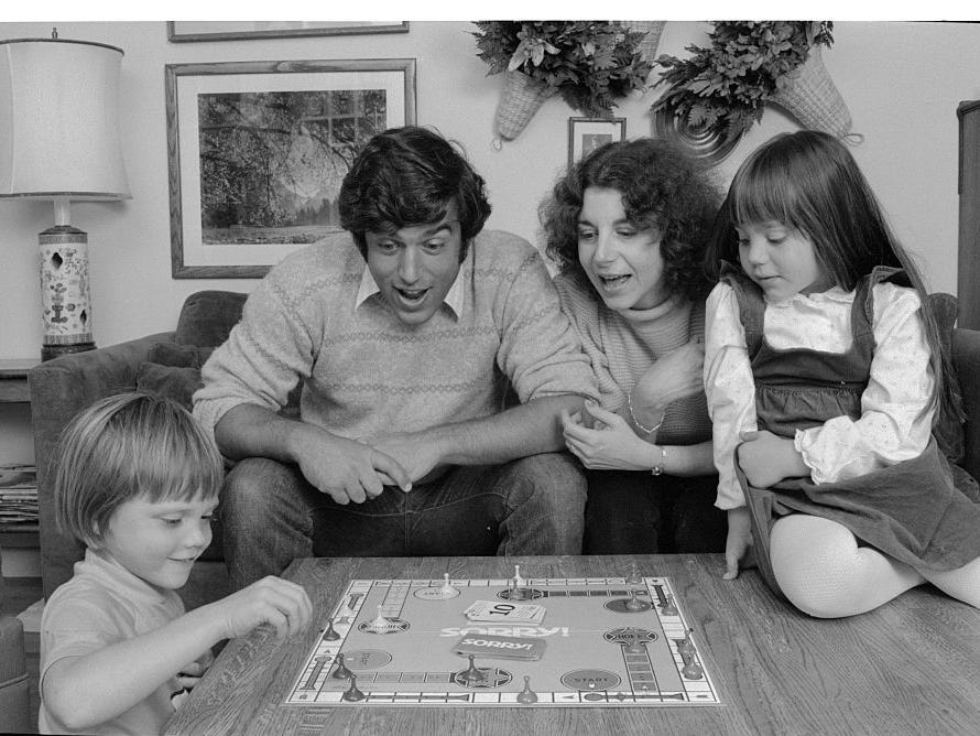 Eine Familie spielt das Brettspiel Sorry