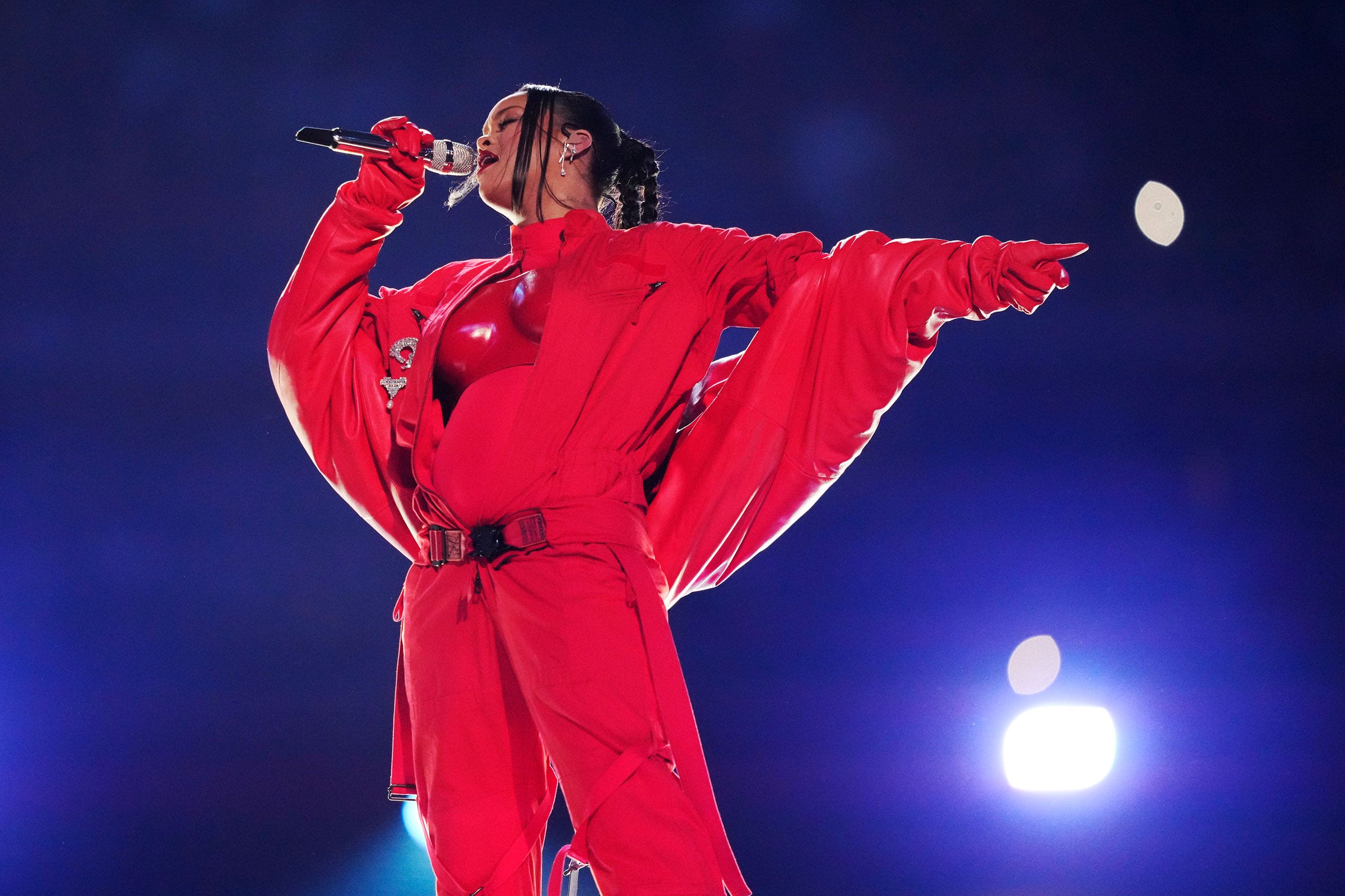 Rihanna singt bei der Halbzeitshow des Super Bowl.