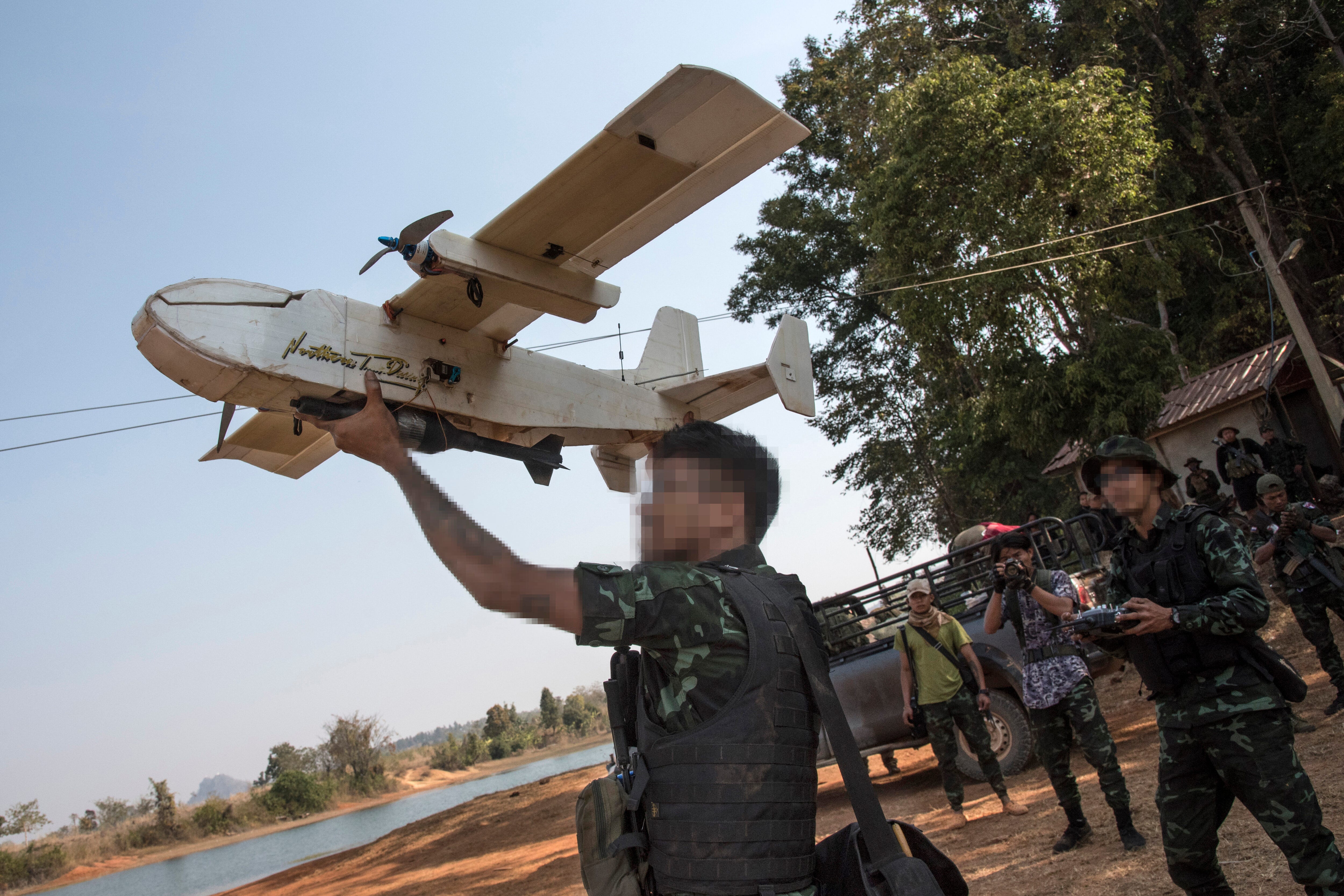 Unbekanntes Rebellenmitglied startet eine selbstgebaute Drohne.