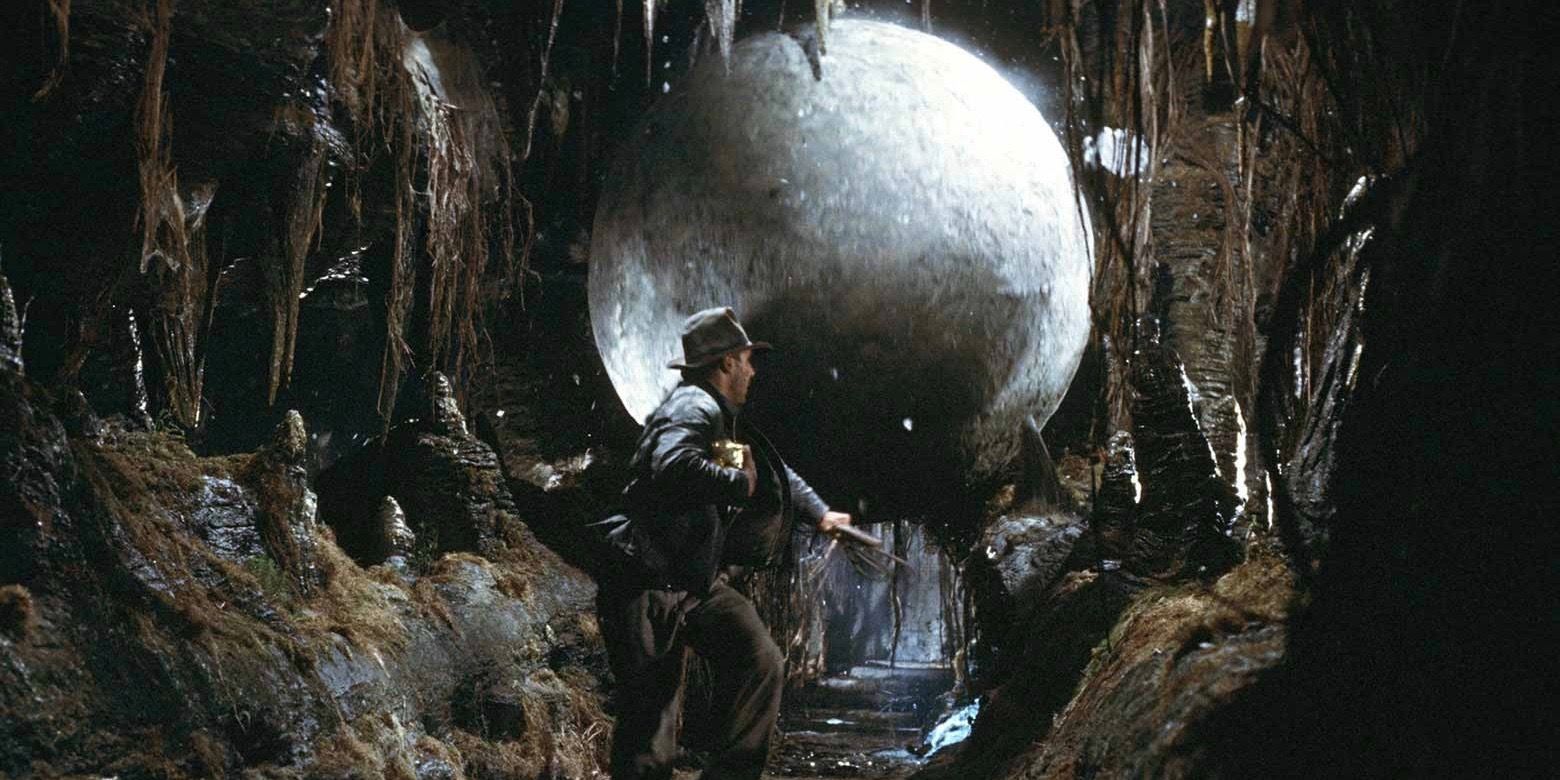 Harrison Ford als Indiana Jones, der in Raiders of the Lost Ark von einem Felsbrocken gejagt wird