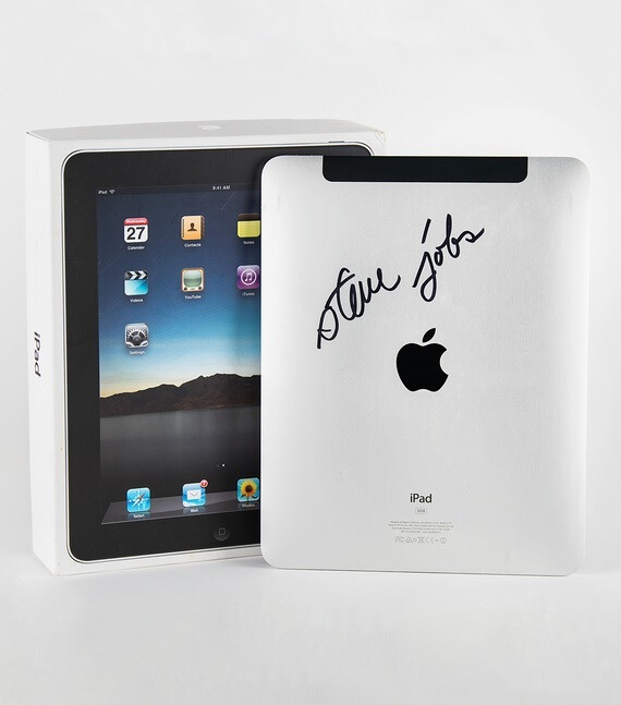 Apple iPad signiert auf der Rückseite von Steve Jobs – 2010 iPad signiert von Jobs, 2007 "heiliger Gral" iPhone gehört zu den Apple-Geräten, die versteigert werden