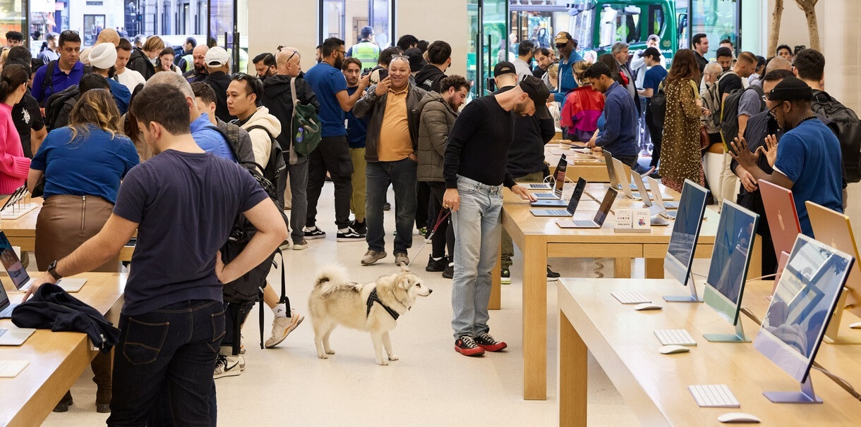Im Regent Street Store in London schauen sich ein Mann und sein bester Freund die neuen Geräte an – Mit der Veröffentlichung der iPhone 15-Reihe und mehr sind die Apple Stores weltweit voller Käufer