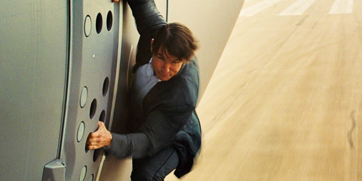 Tom Cruise hängt in Mission Impossible Rogue Nation an der Seite eines Flugzeugs