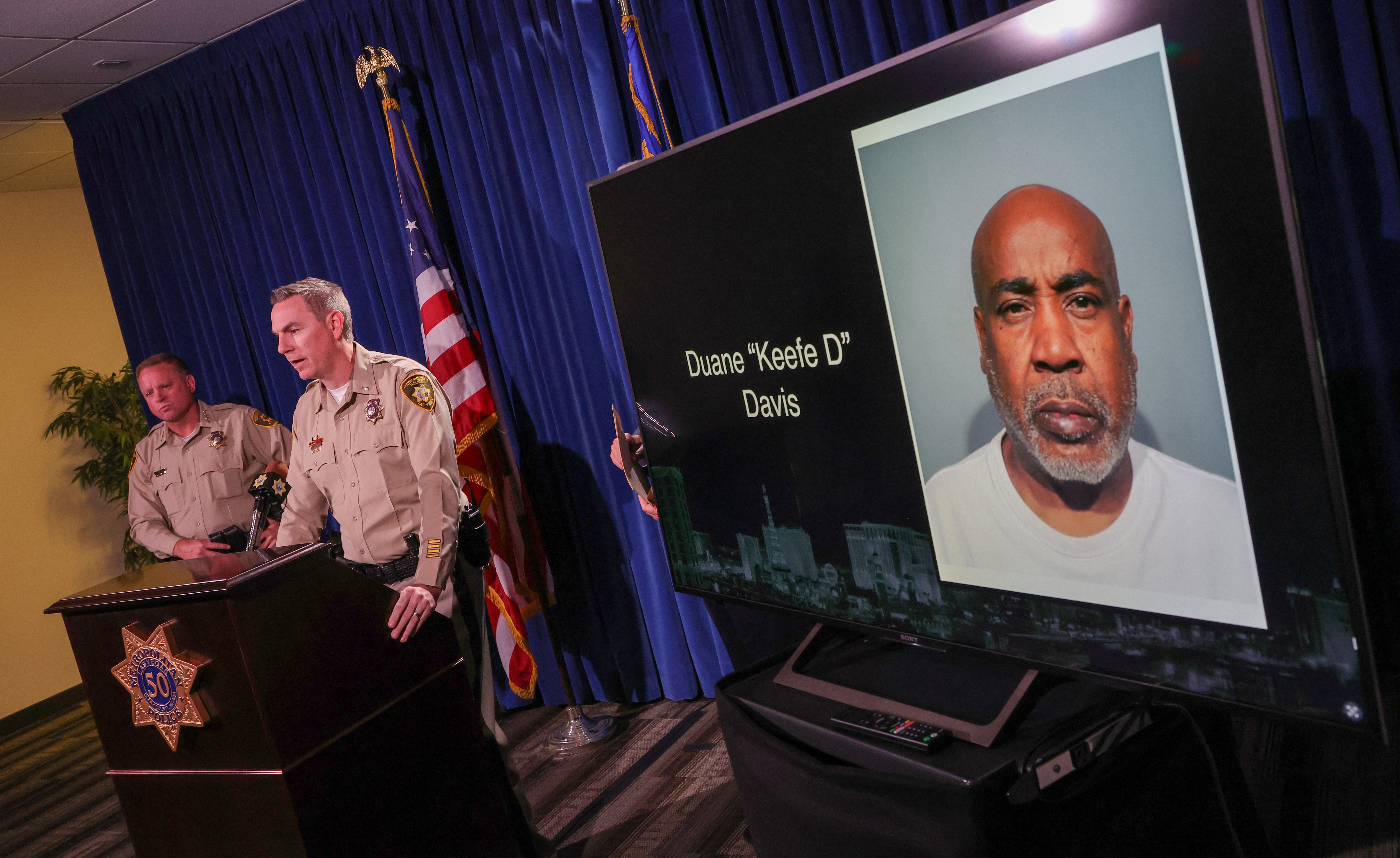 Eine Grand Jury in Nevada hat Davis in einem Fall wegen Mordes mit einer tödlichen Waffe bei der tödlichen Drive-by-Schießerei auf den Rapper Tupac Shakur am Freitag angeklagt.