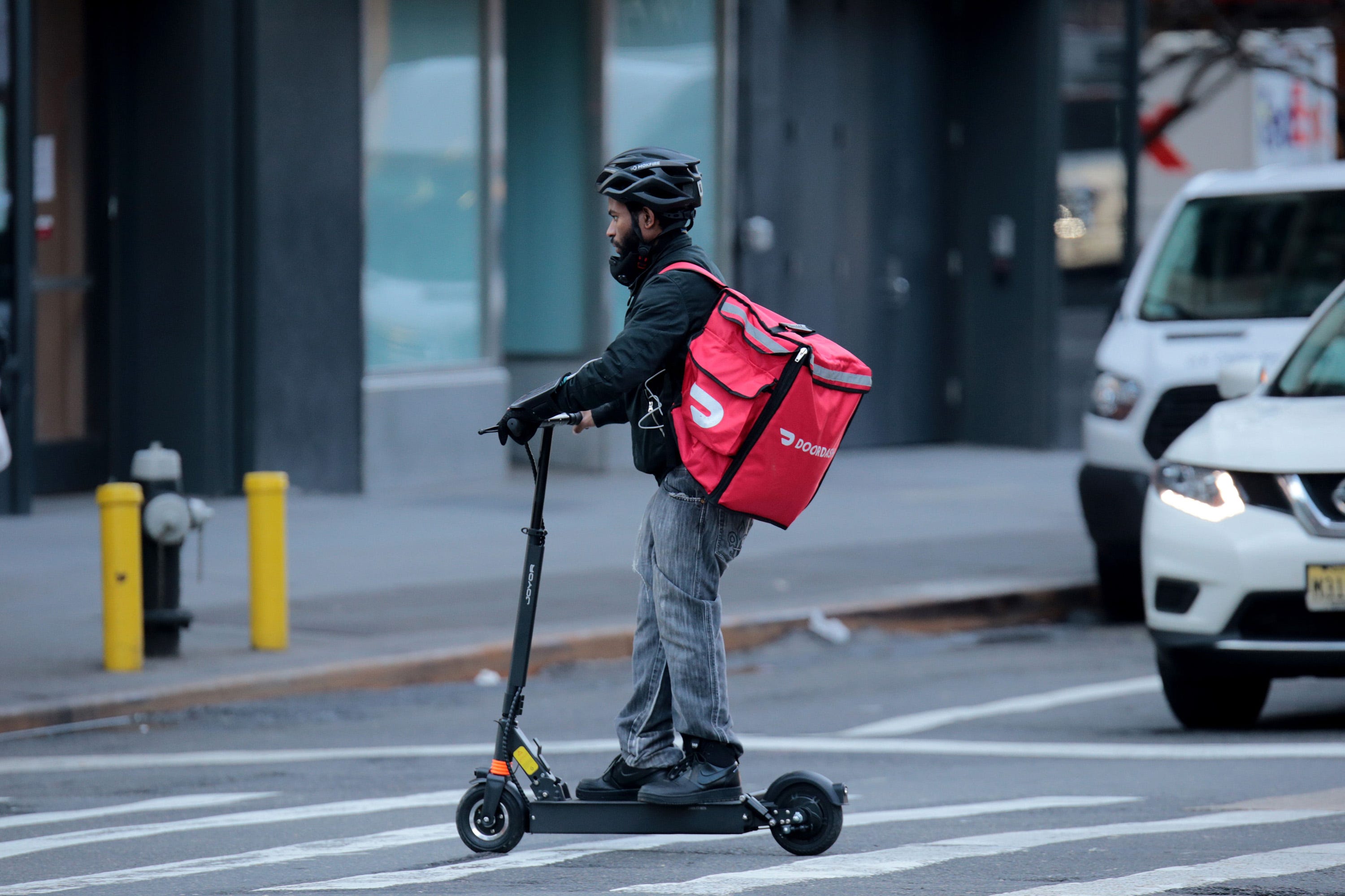 Ein DoorDash-Lieferfahrer in New York City