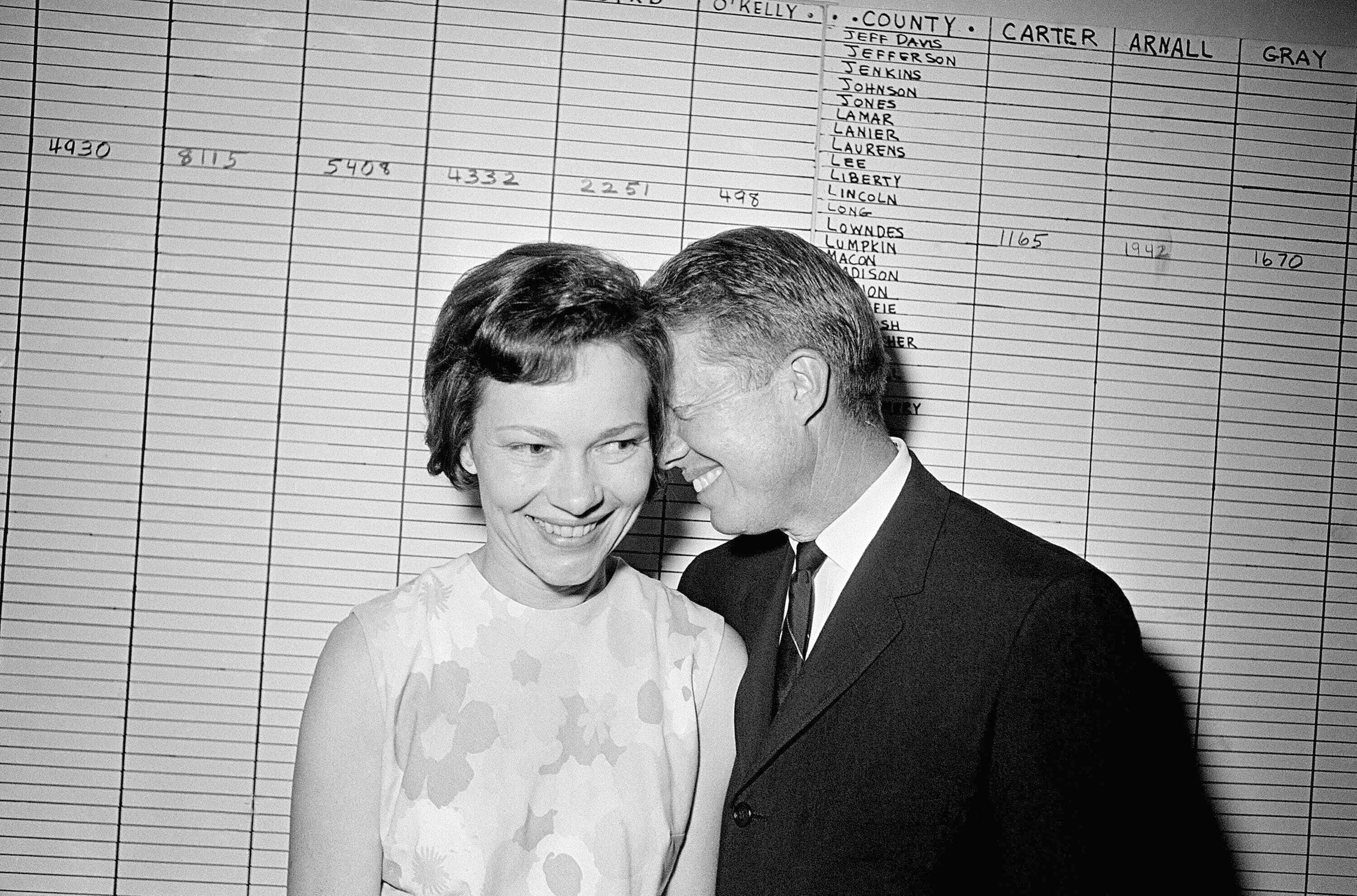 Auf einem Foto vom September 1966 umarmt der damalige Senator des Staates Georgia, Jimmy Carter, seine Frau Rosalynn in seinem Wahlkampfhauptquartier in Atlanta.