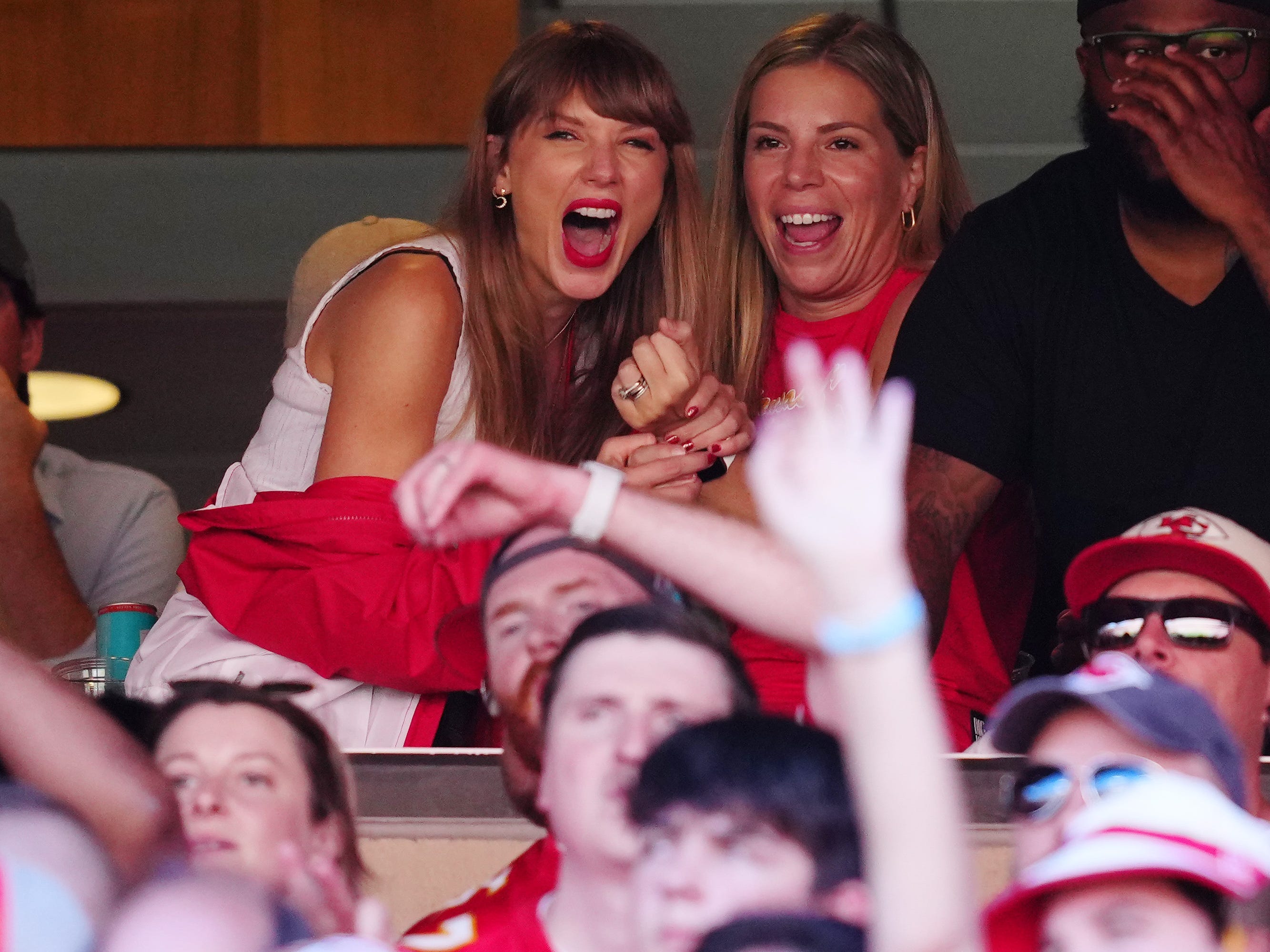 Taylor Swift wird während eines Footballspiels gesehen, wie sie mit der Mutter ihres angeblichen jüngsten Freundes, dem Kansas City Chiefs-Tight-End Travis Kelce, zusammensitzt.