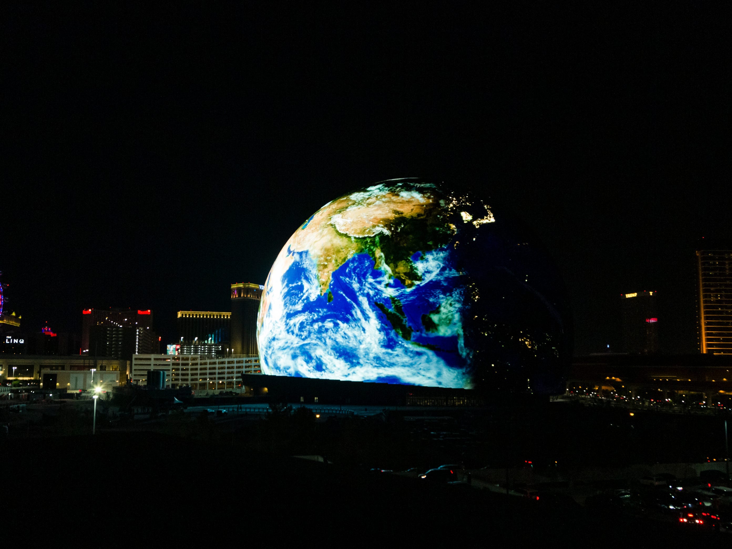 Die Kugel leuchtet zum ersten Mal auf und zeigt ein Bild der Erde am 4. Juli 2023 in Las Vegas, Nevada.