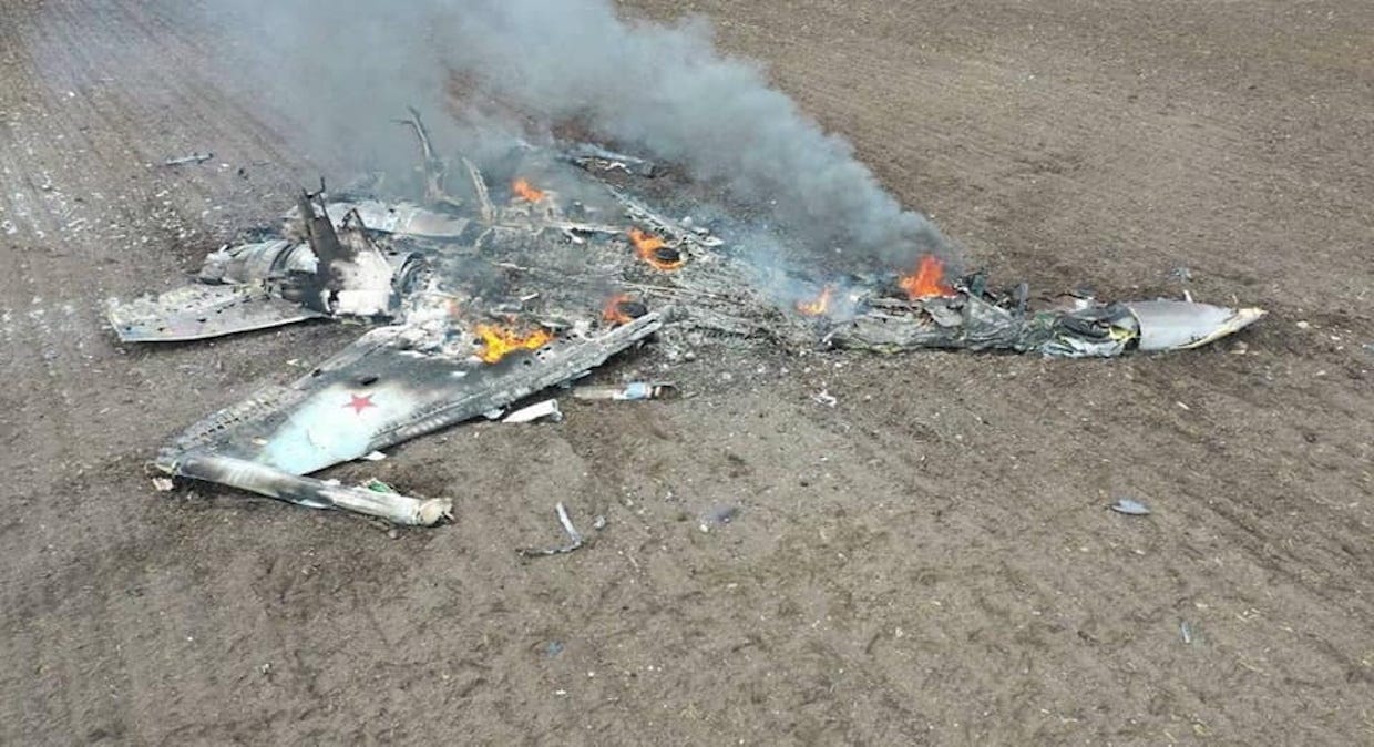 Die rauchenden Trümmer eines russischen Su-35-Kampfflugzeugs, das auf einem Feld in der Ukraine abgestürzt ist.
