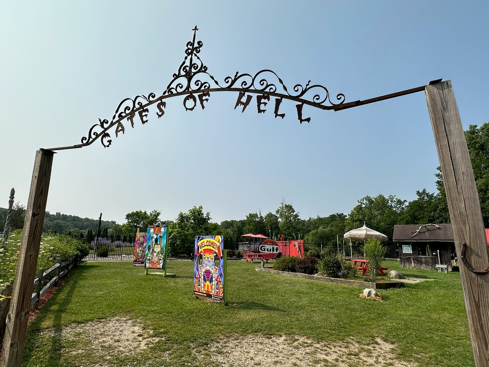 Metal Gates of Hell überragt eine Auswahl toller Fototermine in Hell, Michigan