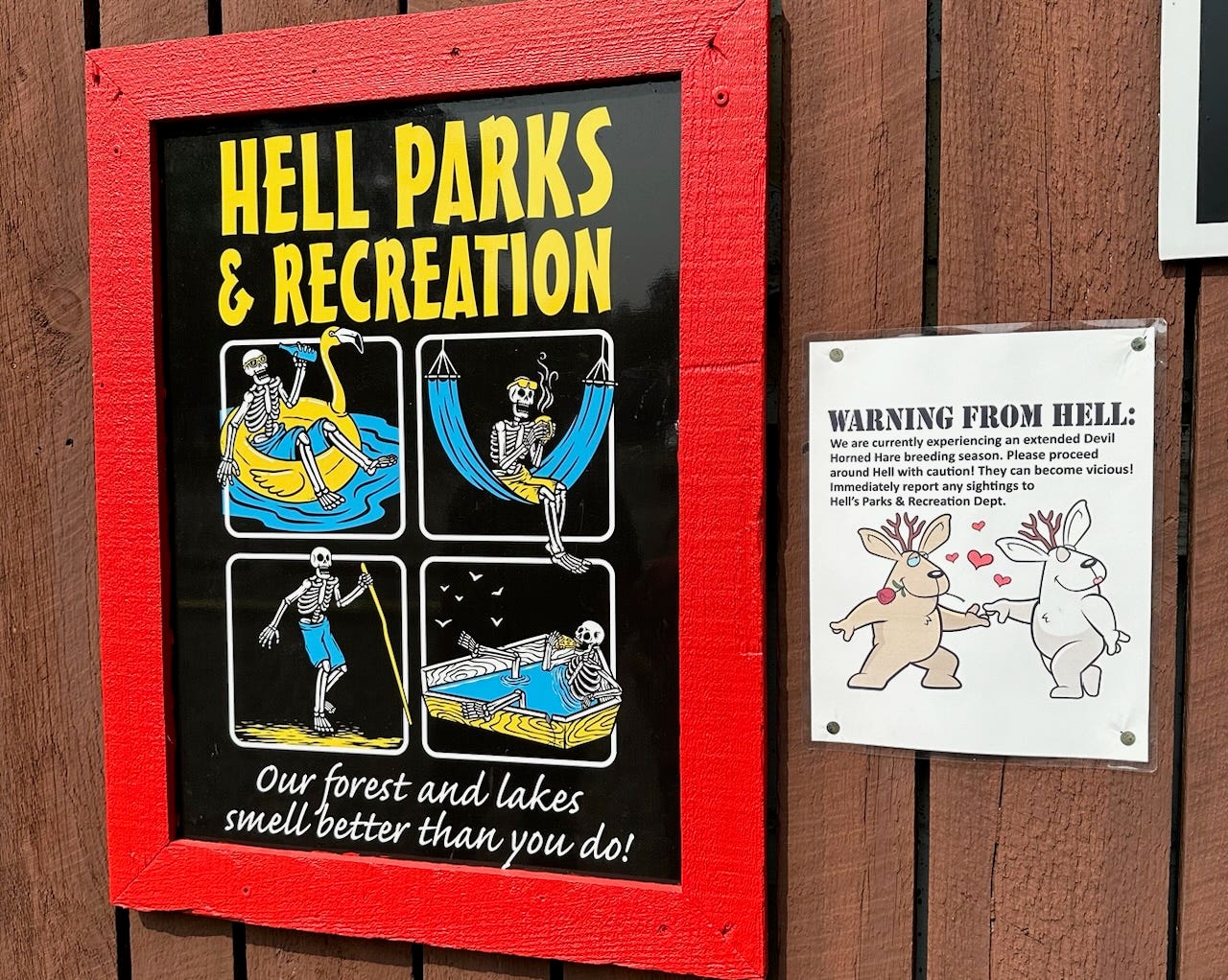 Hell Parks and Recreation-Schild mit einem Skelett in einer Hängematte, einem Schwimmkörper und einem Sargbecken neben einer Warnung vor einer verlängerten Brutzeit des Teufelshornhasen 