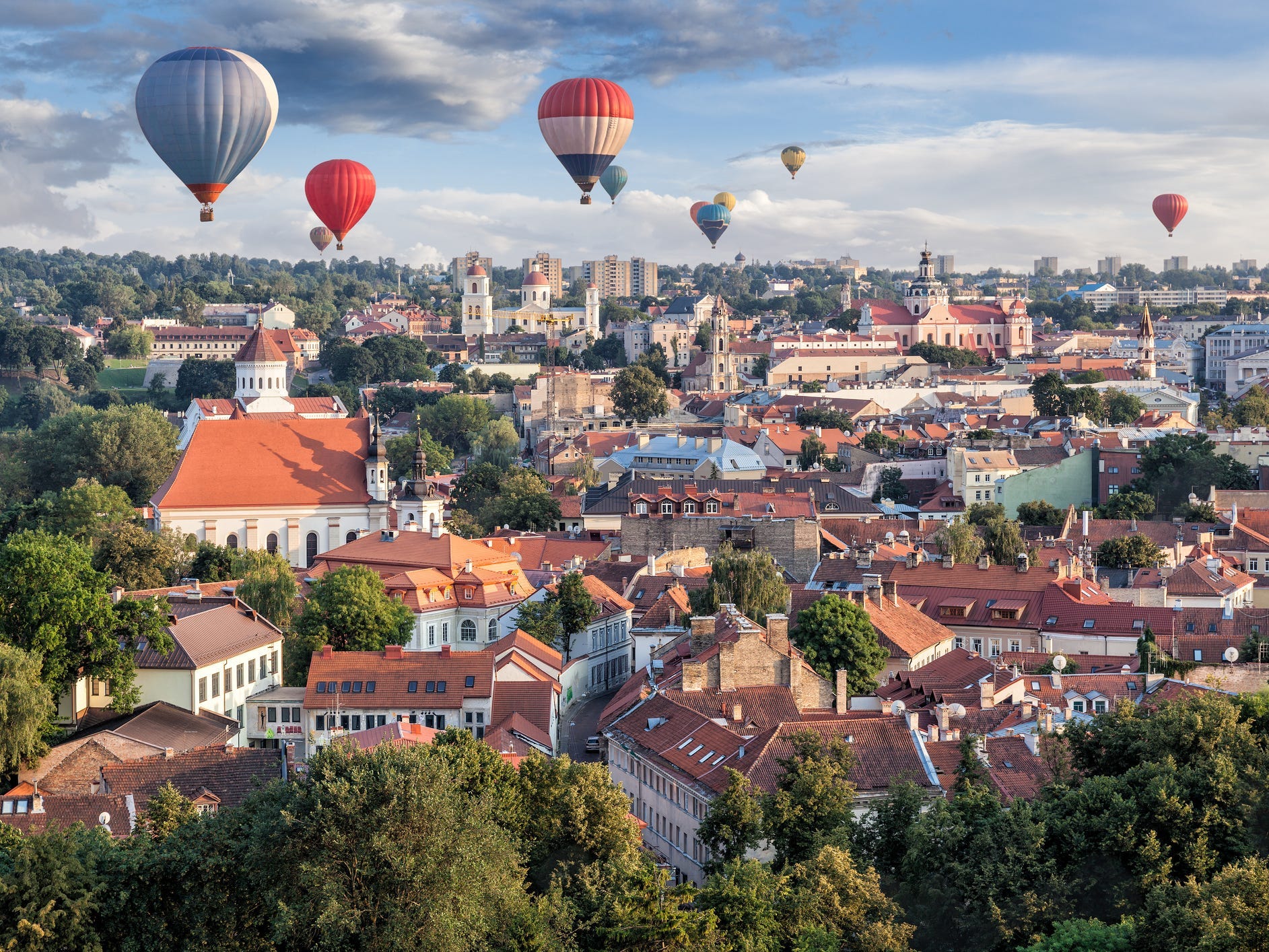 Ballons über Vilnius, der Hauptstadt Litauens.
