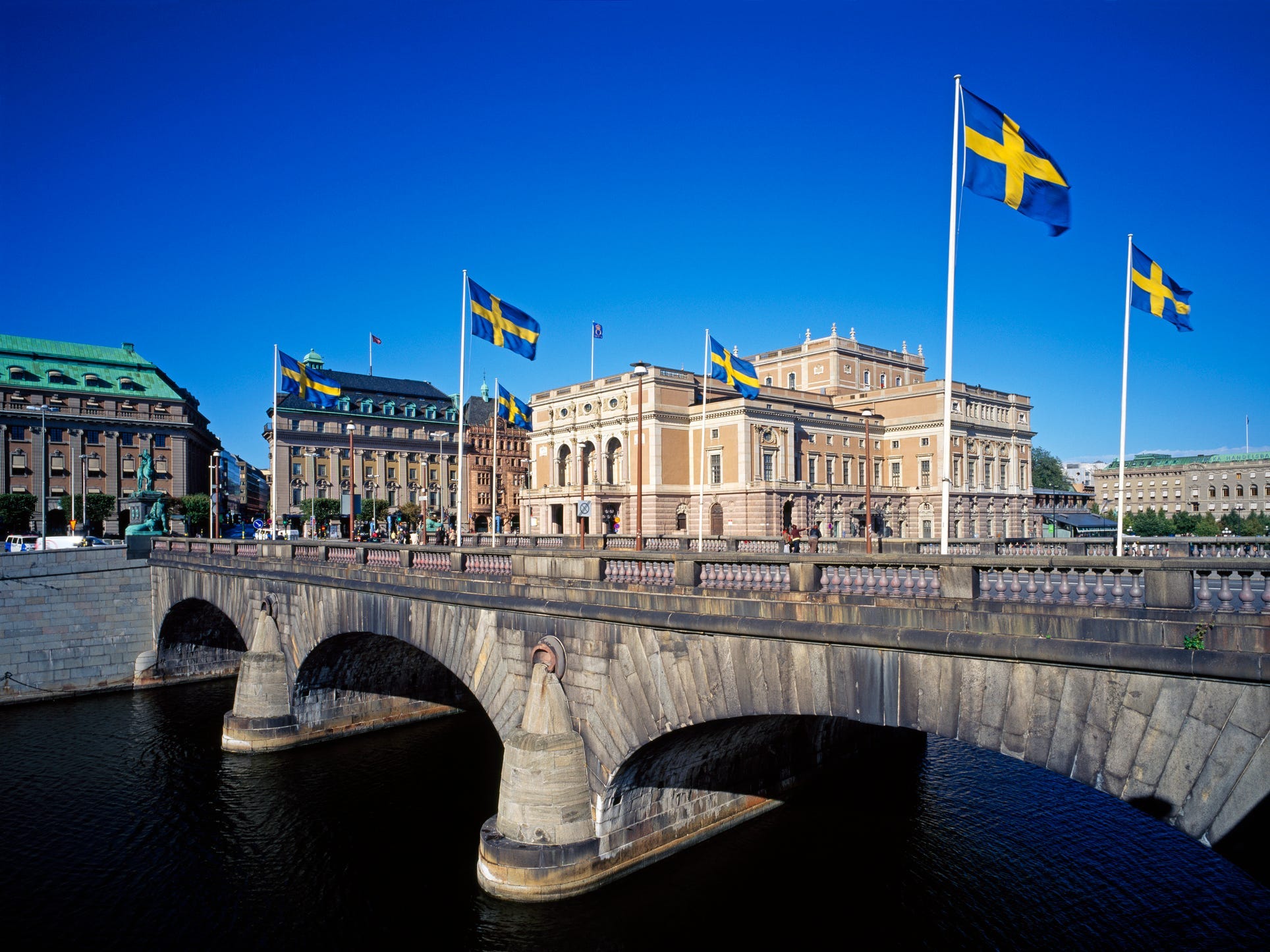 Norrbro-Brücke und das Gebäude der Königlichen Oper in Stockholm, Schweden.