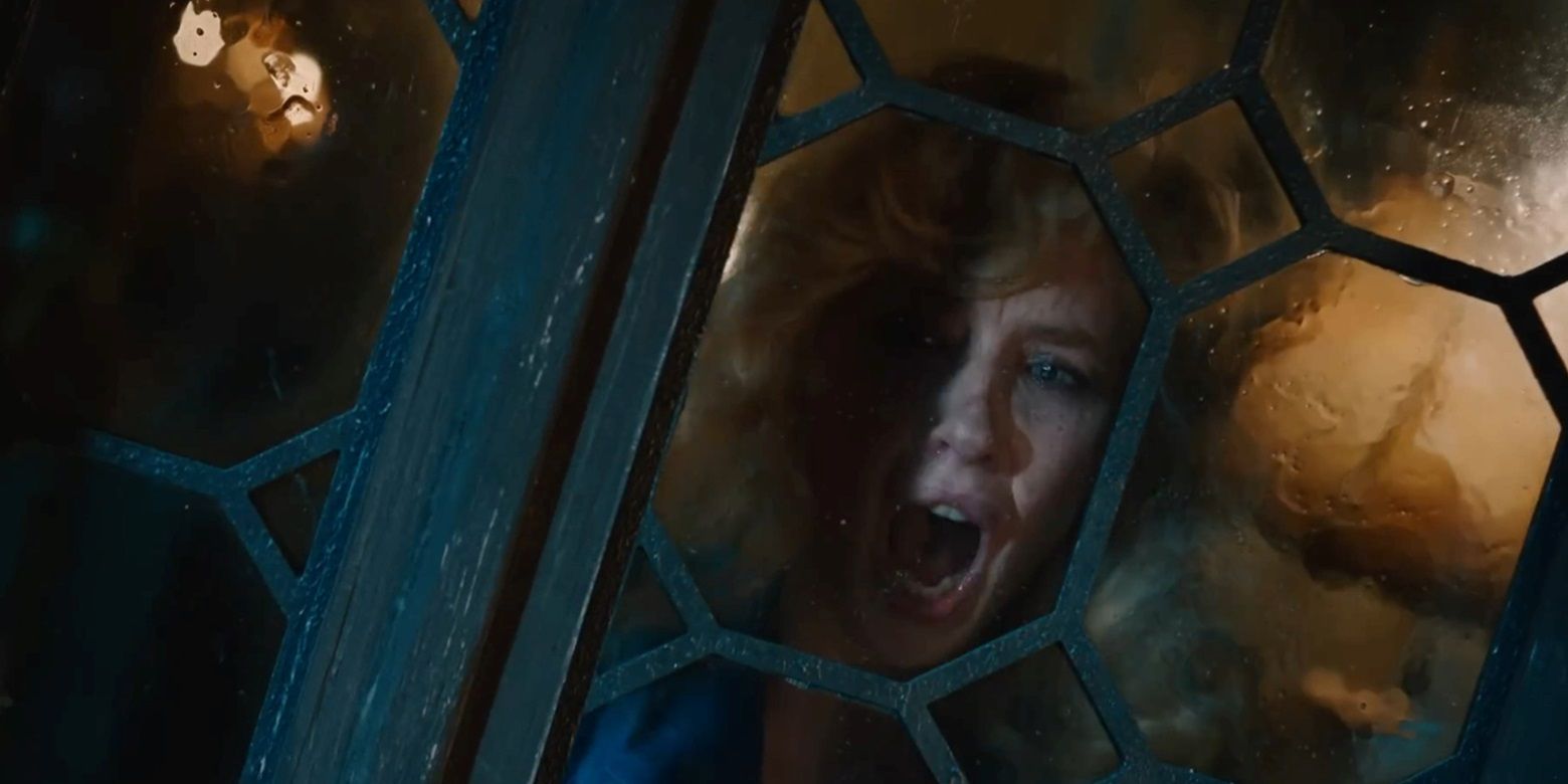 Kelly Reilly als Rowena Drake in einem Fenster in A Haunting in Venice