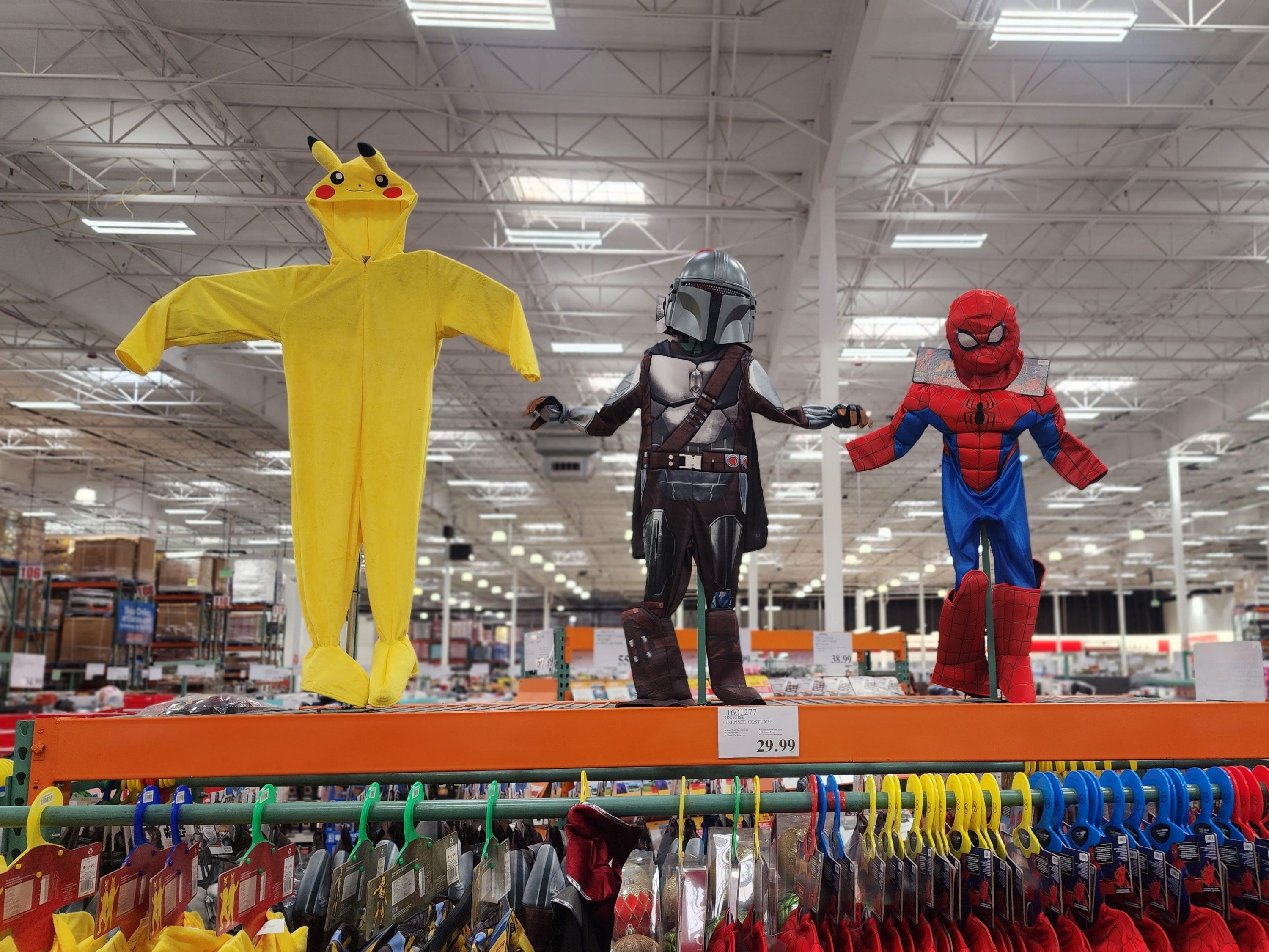Halloween-Kostüme für Kinder bei Costco ausgestellt