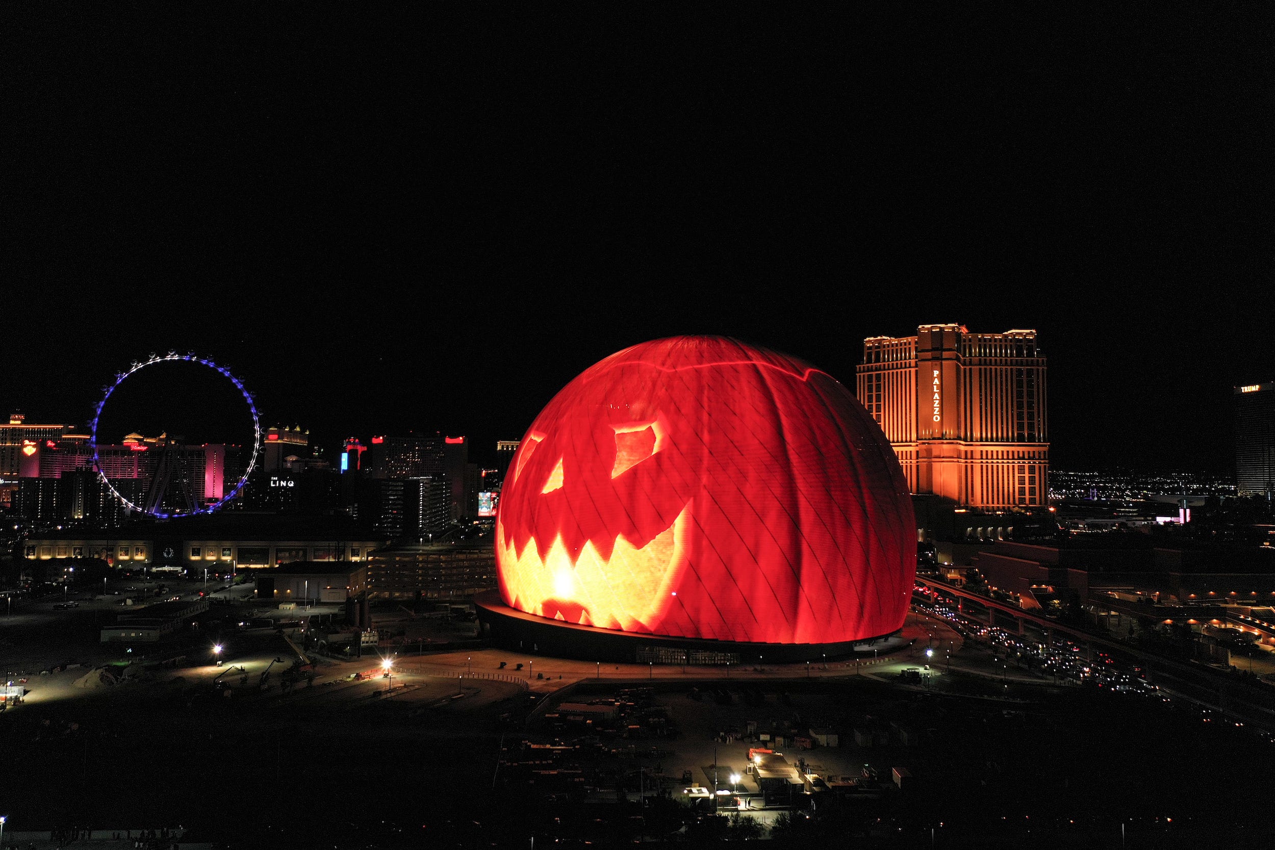 Die Las Vegas Sphere verkleidet als Kürbislaterne. 