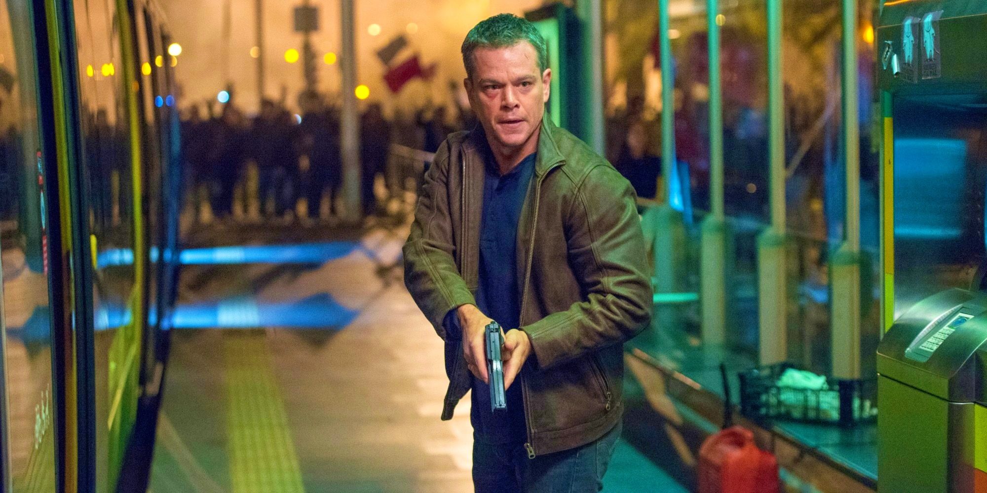 Matt Damon als Jason Bourne mit einer Waffe