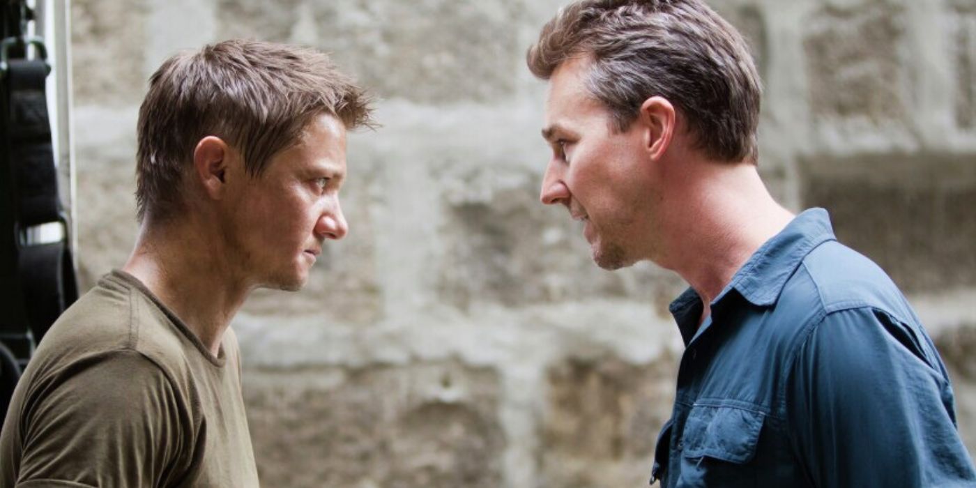 Byer spricht mit Aaron Cross in „The Bourne Legacy“.
