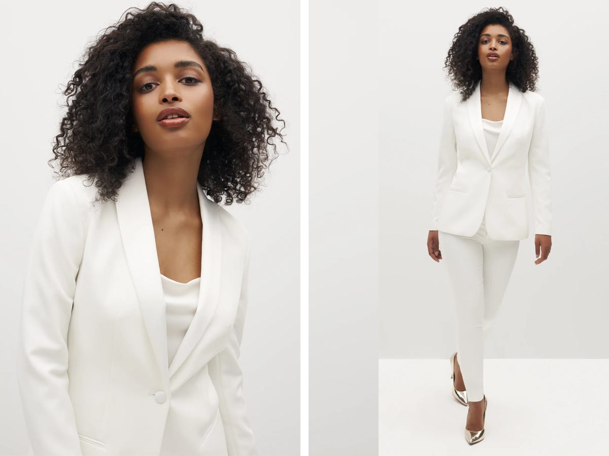 Nebeneinander Bilder einer Frau, die einen weißen Suit-Shop-Smoking trägt.  Die linke Seite zeigt eine Nahaufnahme der Jacke, während sie rechts den kompletten Anzug trägt.