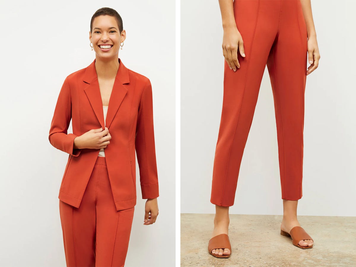 Nebeneinander Bilder einer Frau, die einen orangefarbenen MM-LaFleur-Anzug trägt.  Die linke Seite zeigt sie im Blazer, während auf der rechten Seite nur die untere Hälfte ihres Körpers in der Hose zu sehen ist.