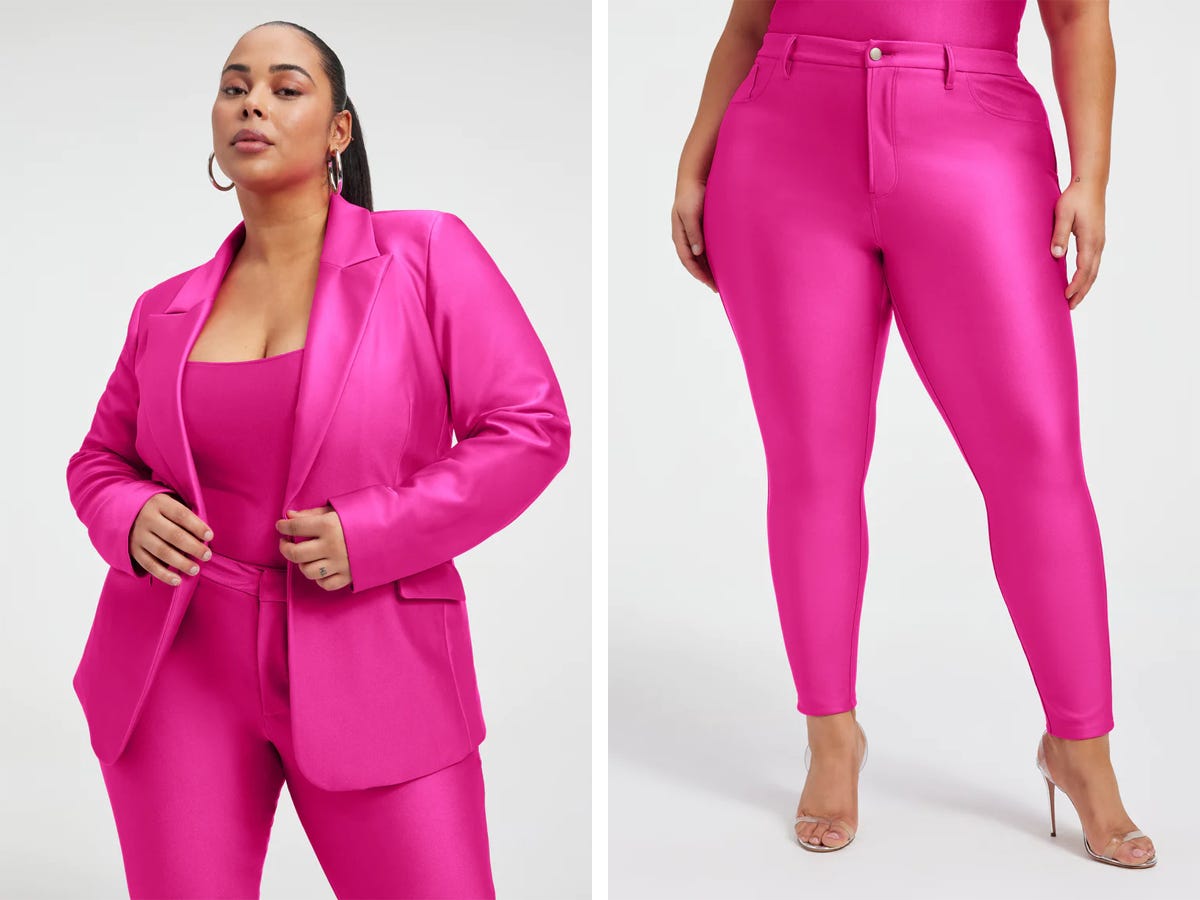 Nebeneinander Bilder einer Frau, die einen glänzenden, pinkfarbenen Good American-Anzug trägt.  Die linke Seite zeigt sie im Blazer, während auf der rechten Seite nur die untere Hälfte ihres Körpers in der Hose zu sehen ist.