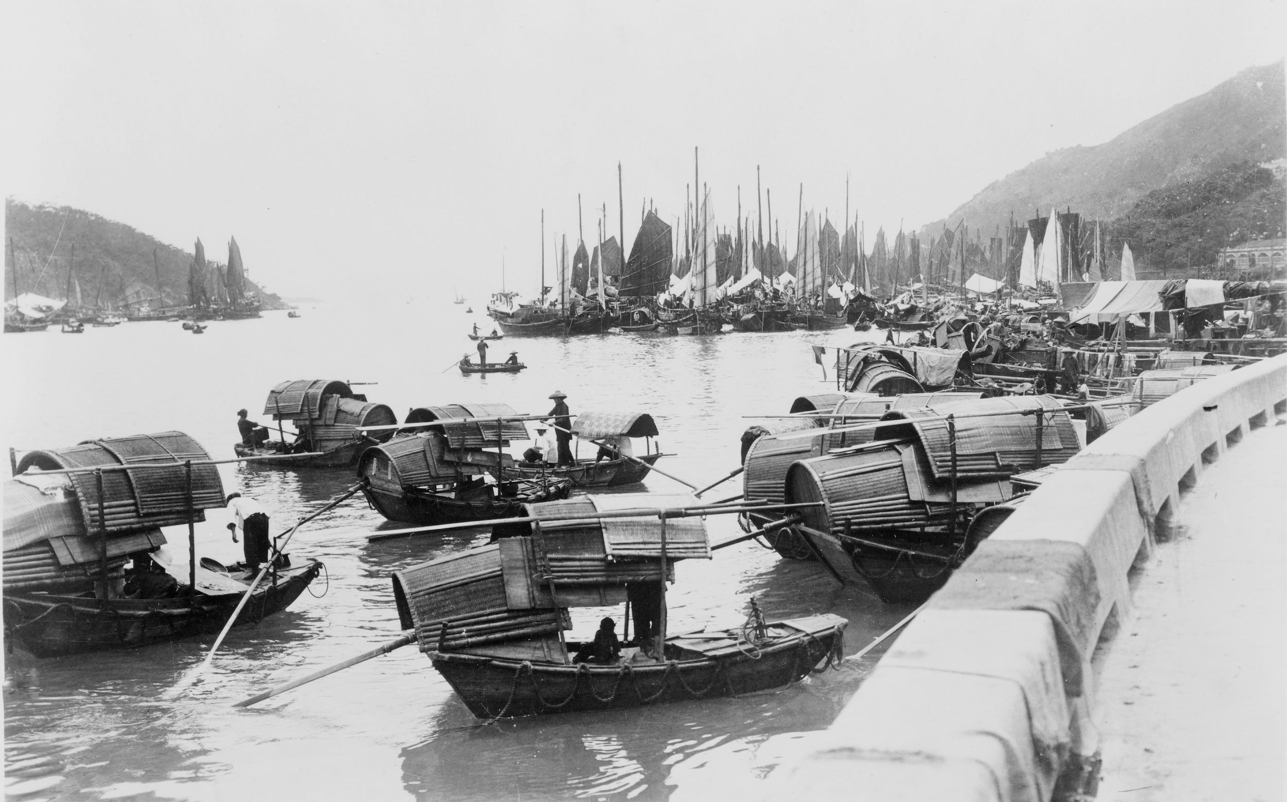 Sampans schwimmen in Küstennähe in Hongkong.