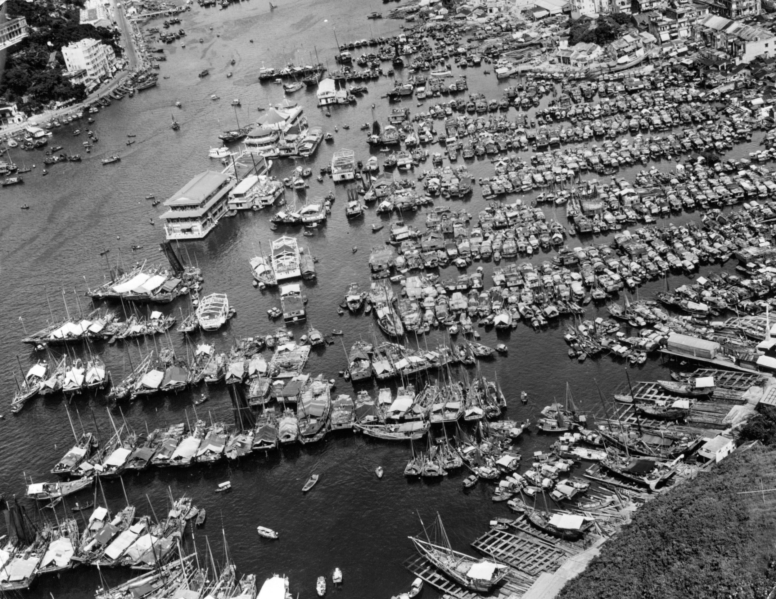 Eine Luftaufnahme des Hafens von Aberdeen mit Reihen von Booten in einer Reihe.