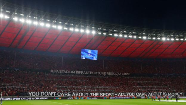 Fans von Union Berlin protestieren im Olympiastadion