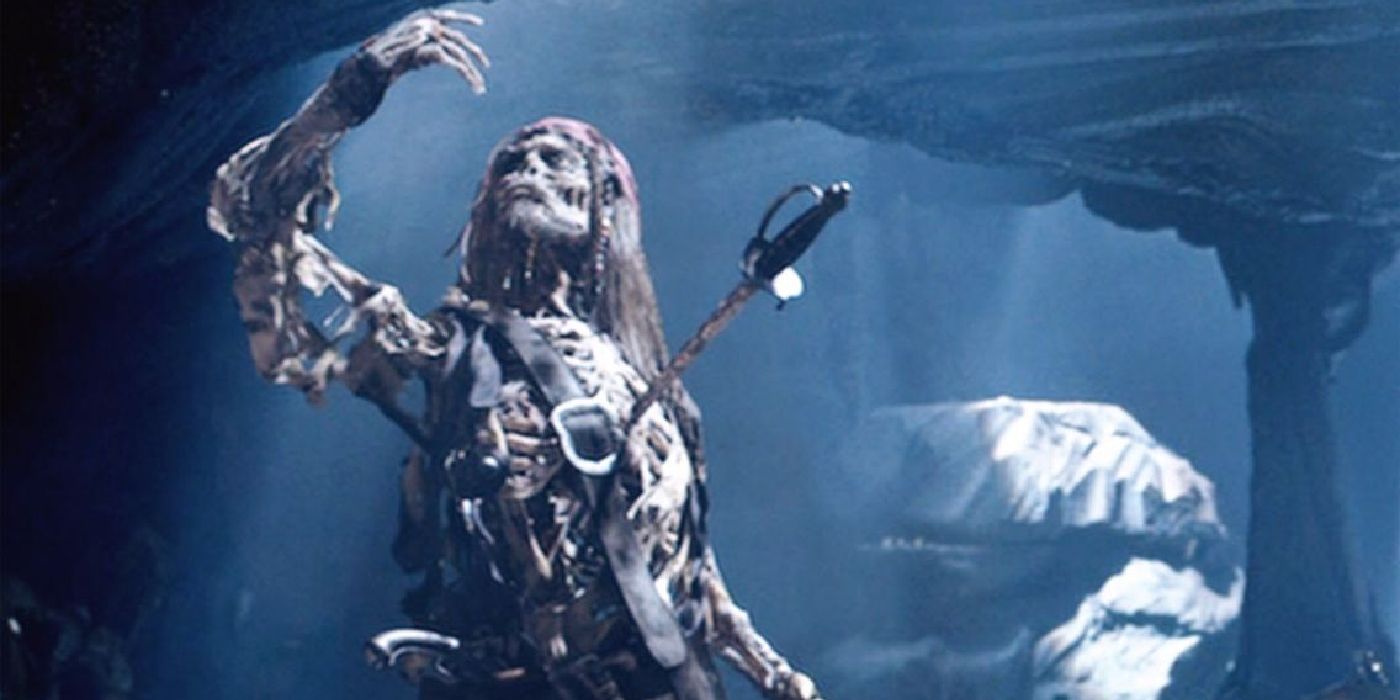 Skelett Jack Sparrow betrachtet in Fluch der Karibik seine eigene Hand im Mondlicht
