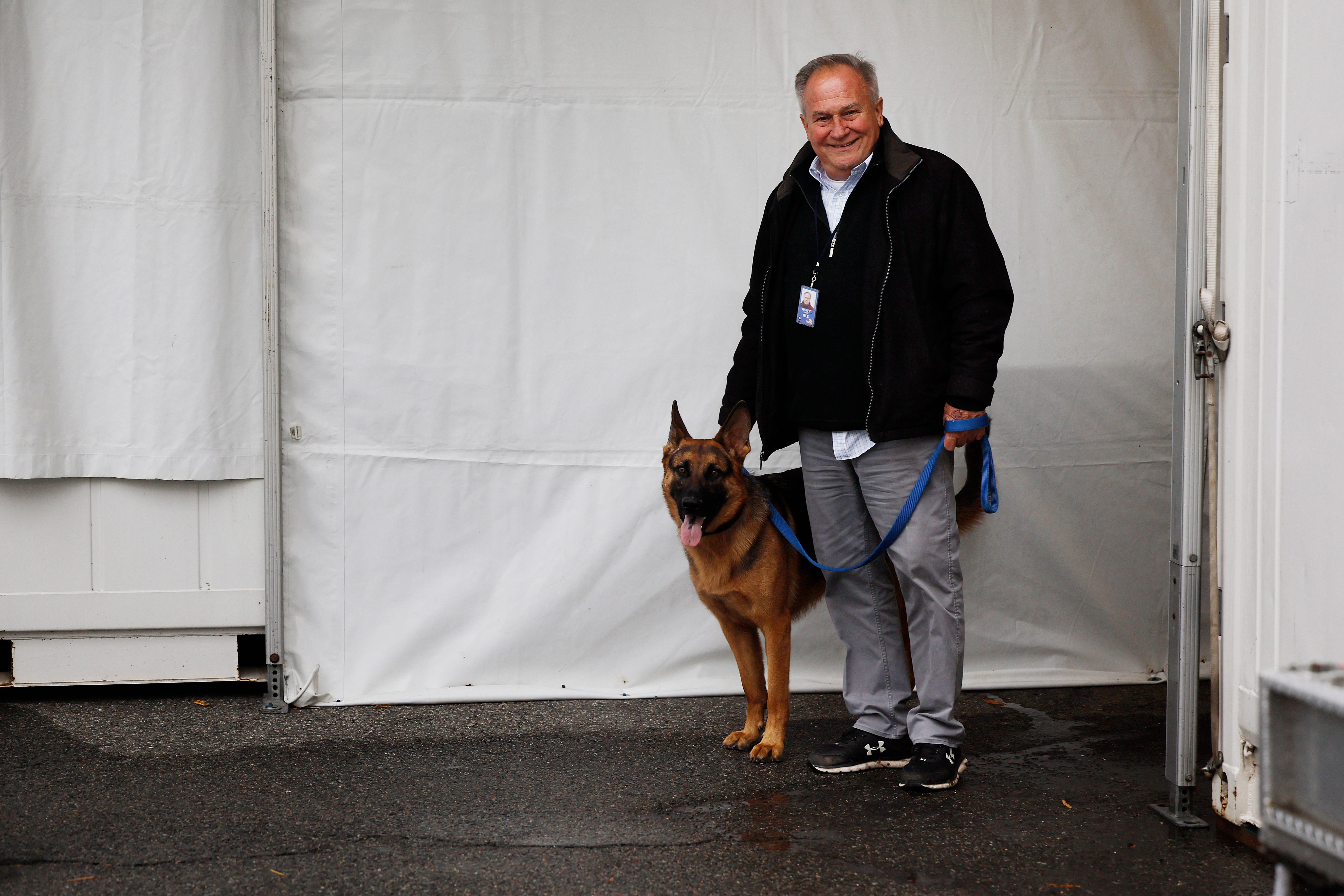 Der Chefplatzwart des Weißen Hauses, Dale Haney, geht am 6. Dezember 2022 in Washington, DC, mit dem Hund von Präsident Joe Biden, Commander, auf einen Spaziergang im Weißen Haus