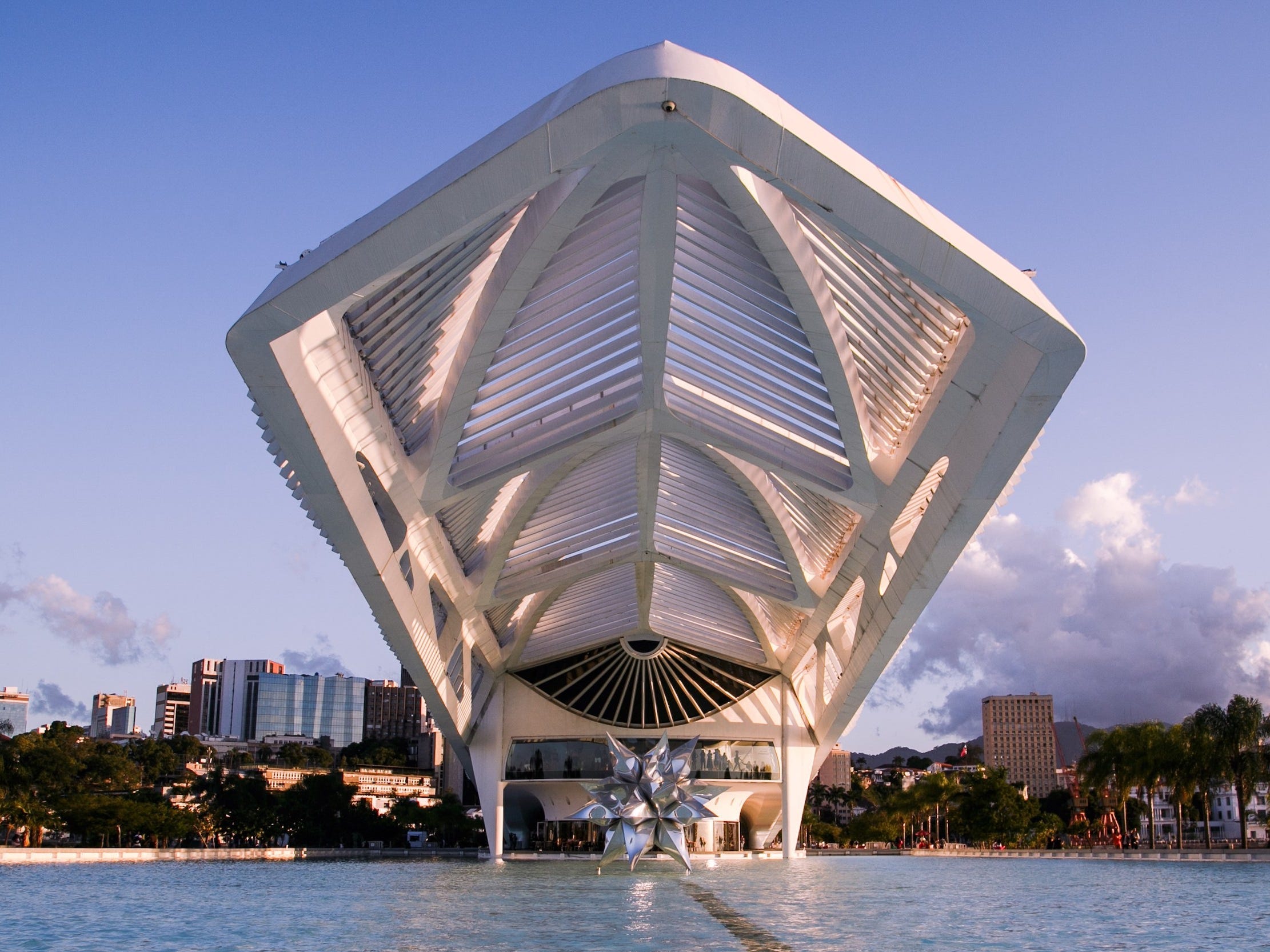 Eine Aufnahme der Außenseite des großen weißen Überhangs des Museum of Tomorrow in Rio De Janiero, Brasilien