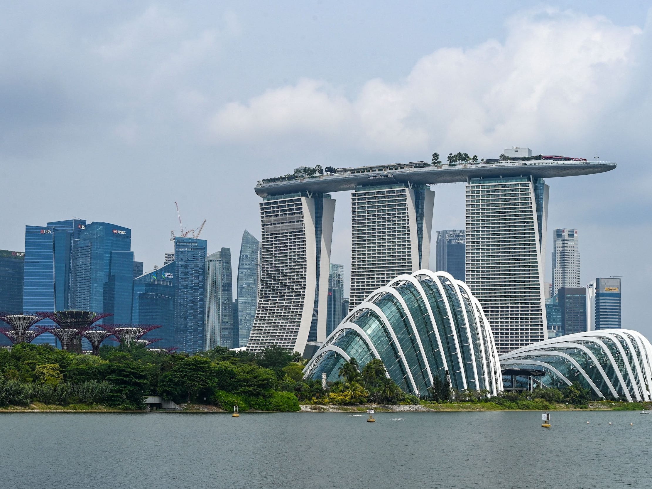 Ein Landschaftsfoto des Marina Sands-Gebiets in Singapur.