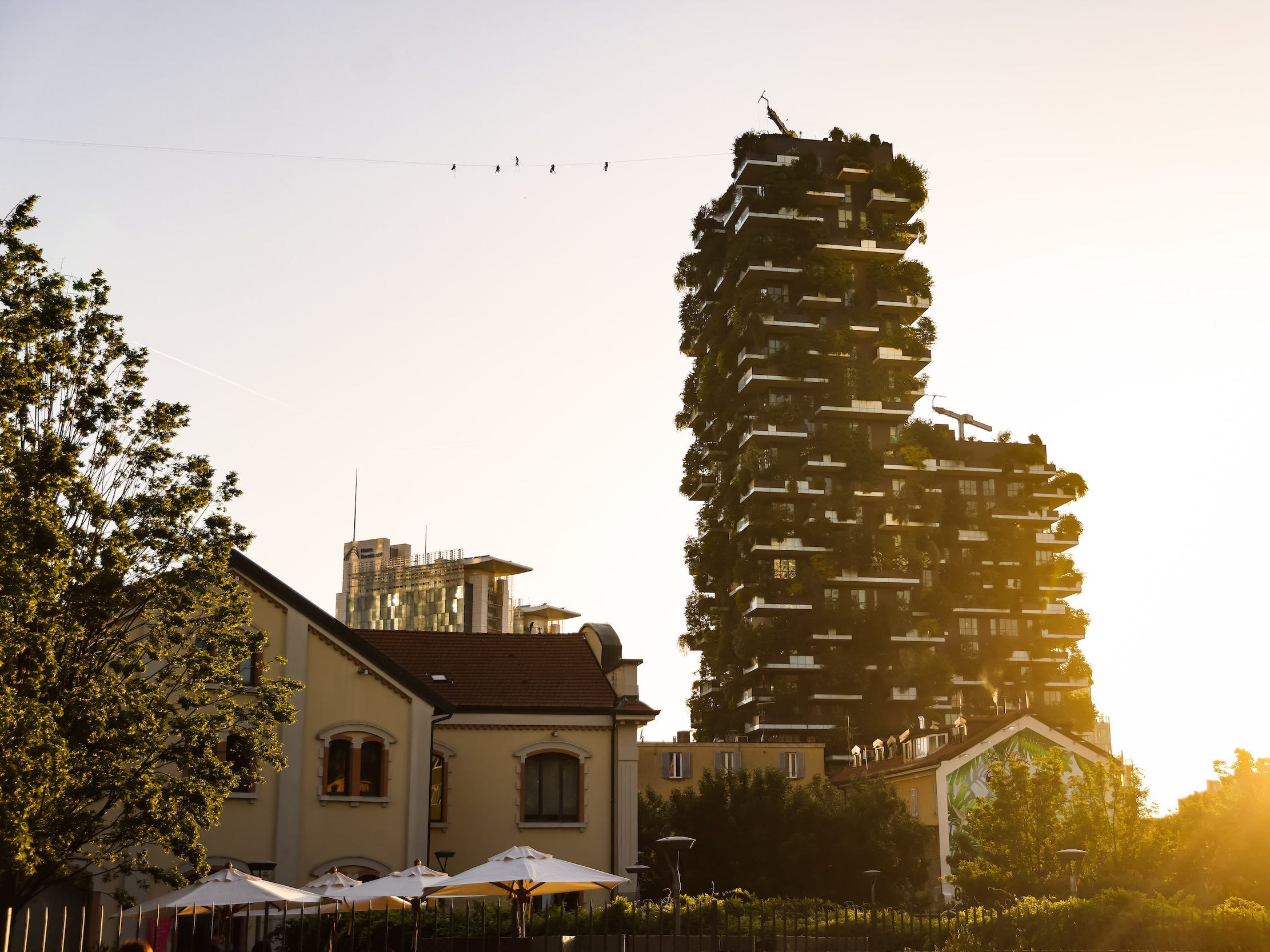 Ein Außenfoto des Vertical Forest-Gebäudes in Mailand, Italien.