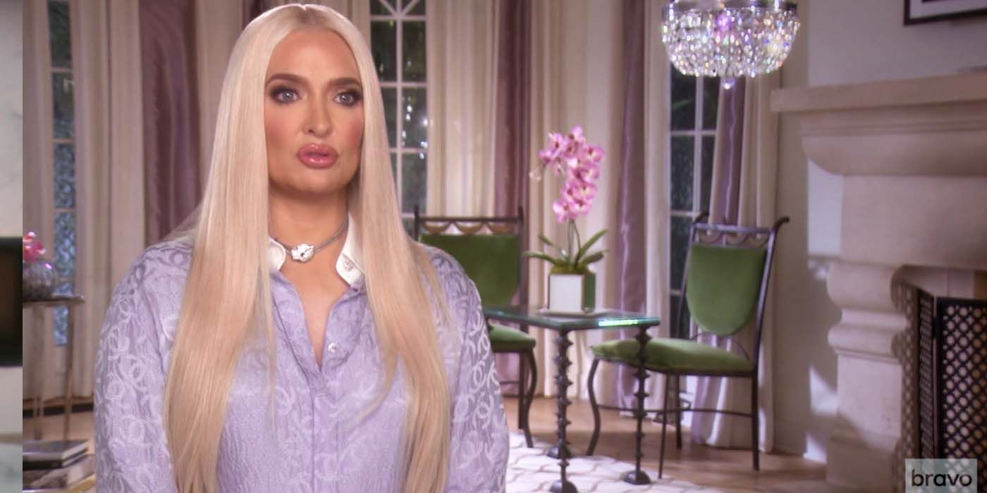 Erika Jayne in einer lavendelfarbenen Bluse bei „The Real Housewives of Beverly Hills“.
