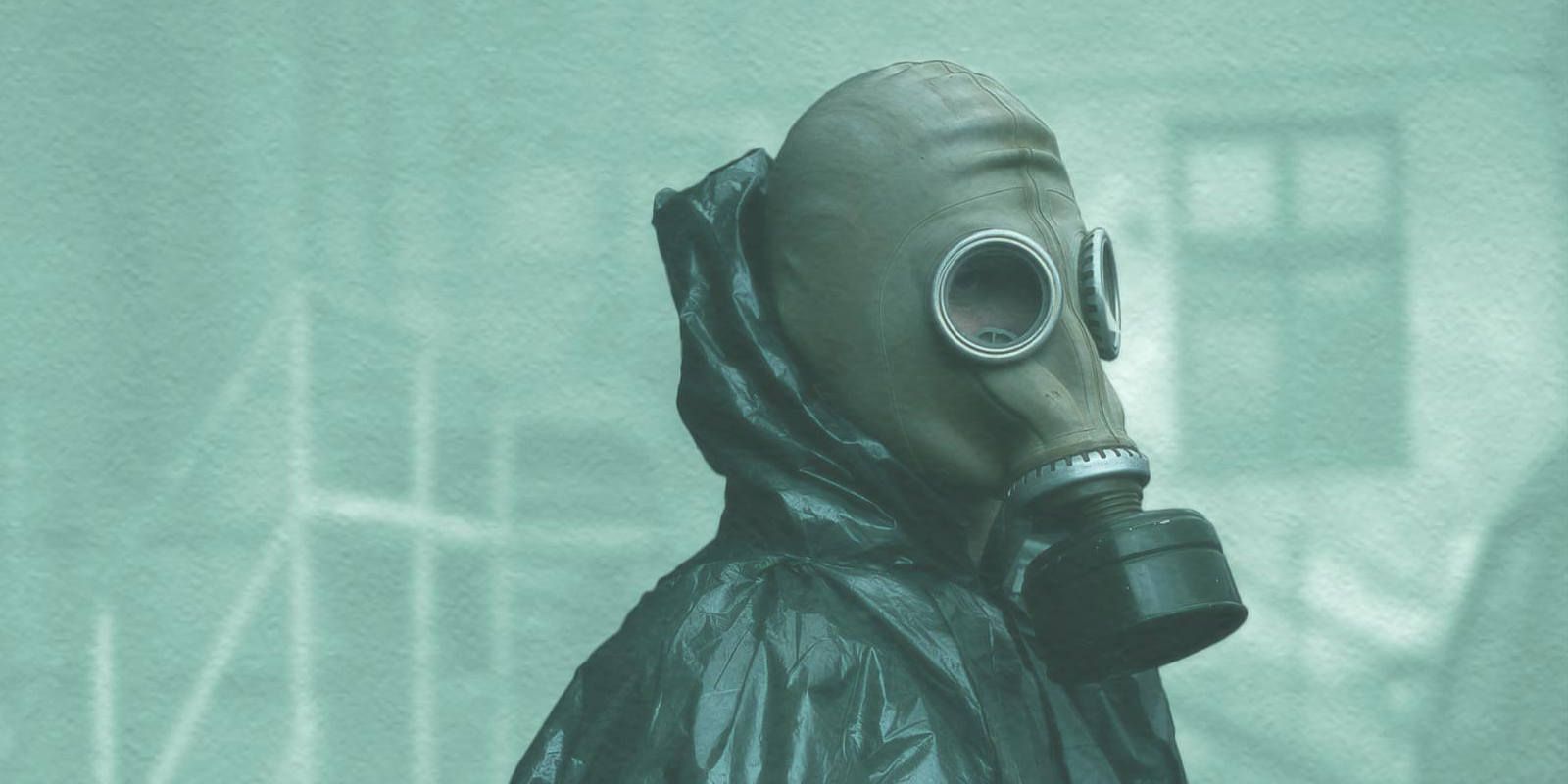 Eine Person mit einer Gasmaske in Tschernobyl