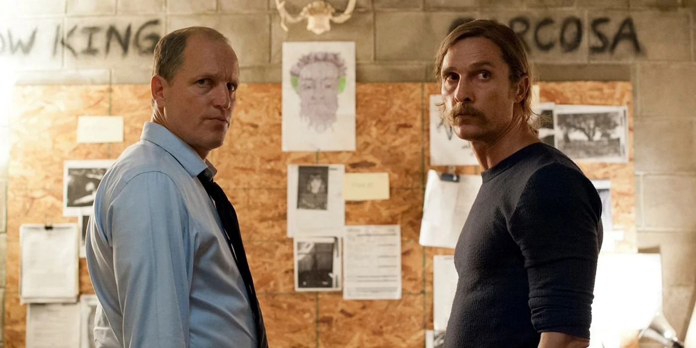 Woody Harrelson und Matthew McConaughey stehen sich in der ersten Staffel von „True Detective“ gegenüber und schauen beide zur Seite.