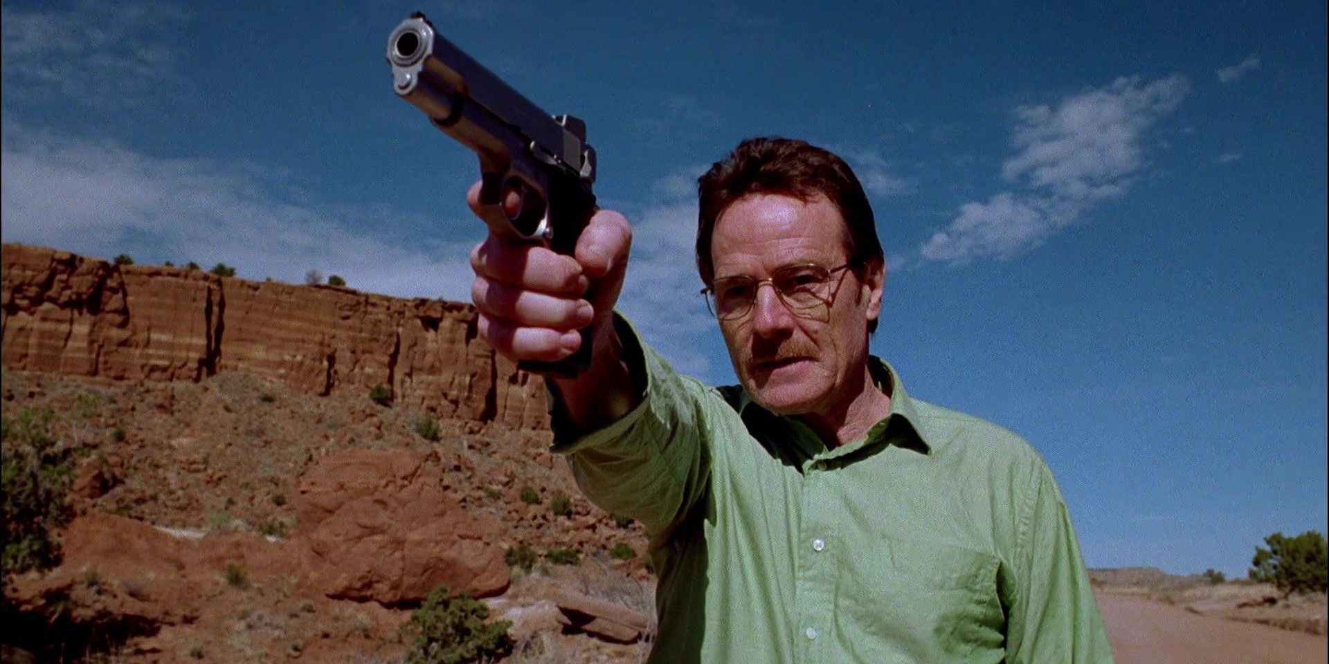 Walter White trägt ein grünes Hemd und eine Waffe in der „Breaking Bad“-Pilotserie