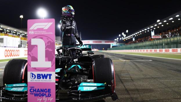 Lewis Hamilton feiert den Sieg beim Großen Preis von Katar 2021